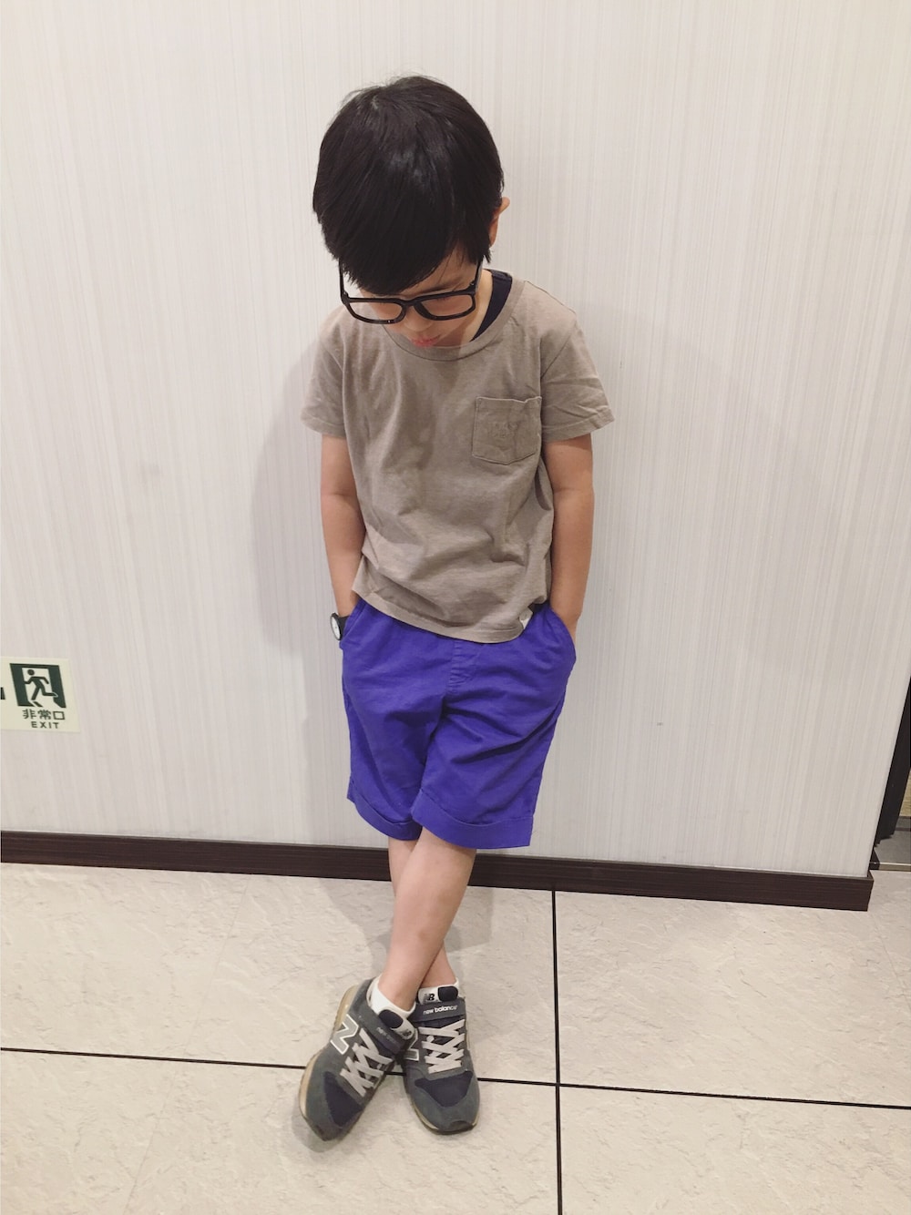 「シンプルコーデ、夏、カジュアルコーデ、メガネ男子、おとこのこ、リーファー、七三分けヘアー、カーキ、マーキーズ、シンプル」｜「LI HUAのキッズ ユーズドウォッシュTシャツ（Tシャツ/カットソー、グリーン系）」を使った、＊AR＊さん（キッズ・110cm）の春コーディネートの1枚目の写真