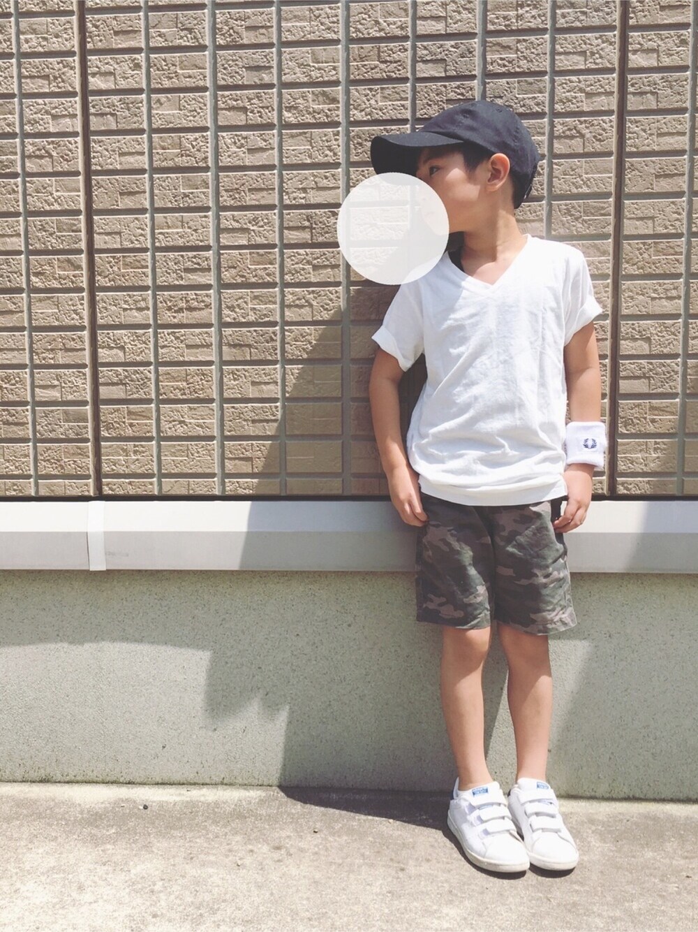 「kids、キッズファッション、男の子コーデ、ユニクロ、キャップ、シンプル、白Tシャツ、GU、スタンスミス、休日スタイル」｜「AZUL by moussyのオーガニックコットンンVネック半袖T（Tシャツ/カットソー、ホワイト系）」を使った、＊AR＊さん（キッズ・110cm）の夏コーディネートの1枚目の写真