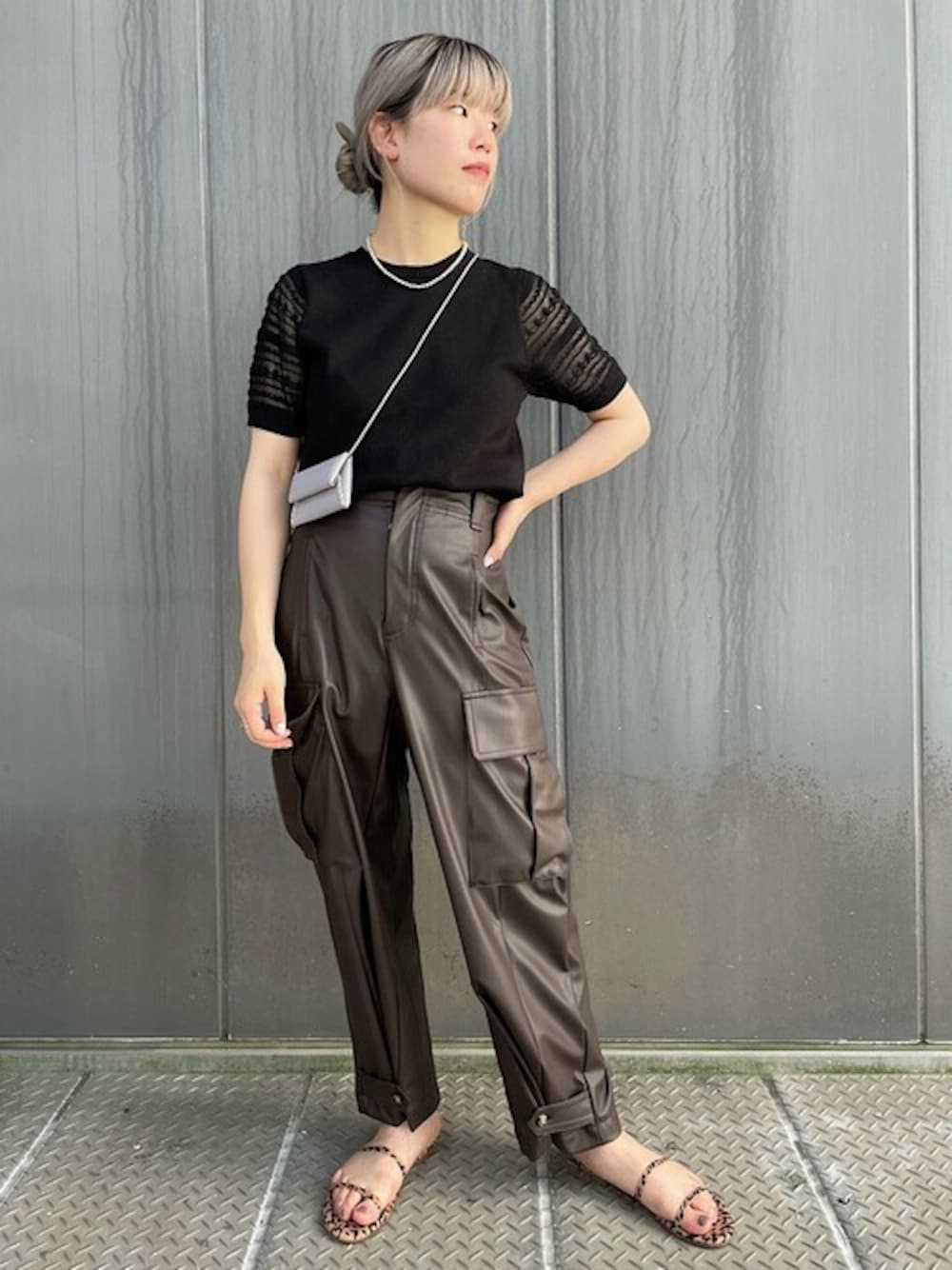 「コインケース、シップス フォー ウィメン(SHIPS for women)、夏コーデ、半袖ニット、黒トップス、シルバーネックレス、TKEES、レーススリーブ」｜「ADD CULUMNのADD CULUMN:マルチコインケース（ショルダーバッグ、パープル系）」を使った、滝田さん（レディース・164cm）の夏コーディネートの1枚目の写真