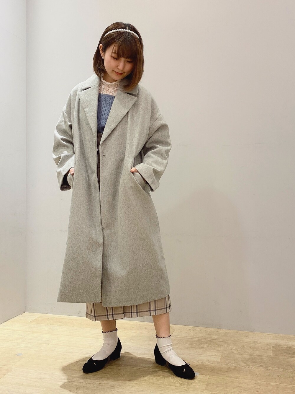 「チェック、タイトスカート、チェスターコート、冬コーデ、レイヤードスタイル、ガーリー、バレエシューズ、プチプラ、earth music&ecology、着回しコーデ」｜「earth music&ecologyのスクエアケーブルニットプルオーバー ＊（ニット/セーター、ブルー系）」を使った、みうさん（レディース・161cm）の冬コーディネートの1枚目の写真