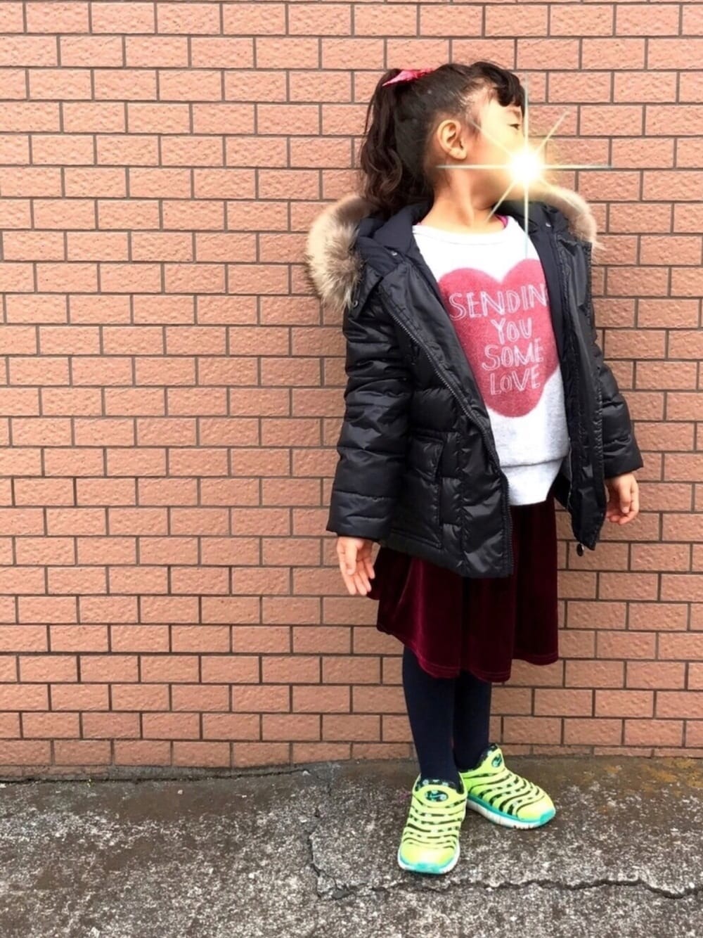 「シンプルコーデ、オトナカジュアル、休日スタイル、プチプラ、outfit、ootd、キッズコーデ、おんなのこ、スエット、スニーカー」｜「MONCLERのアイテム（その他アウター、ブラック系）」を使った、rintosaku &  8さん（キッズ・120cm）の春コーディネートの1枚目の写真