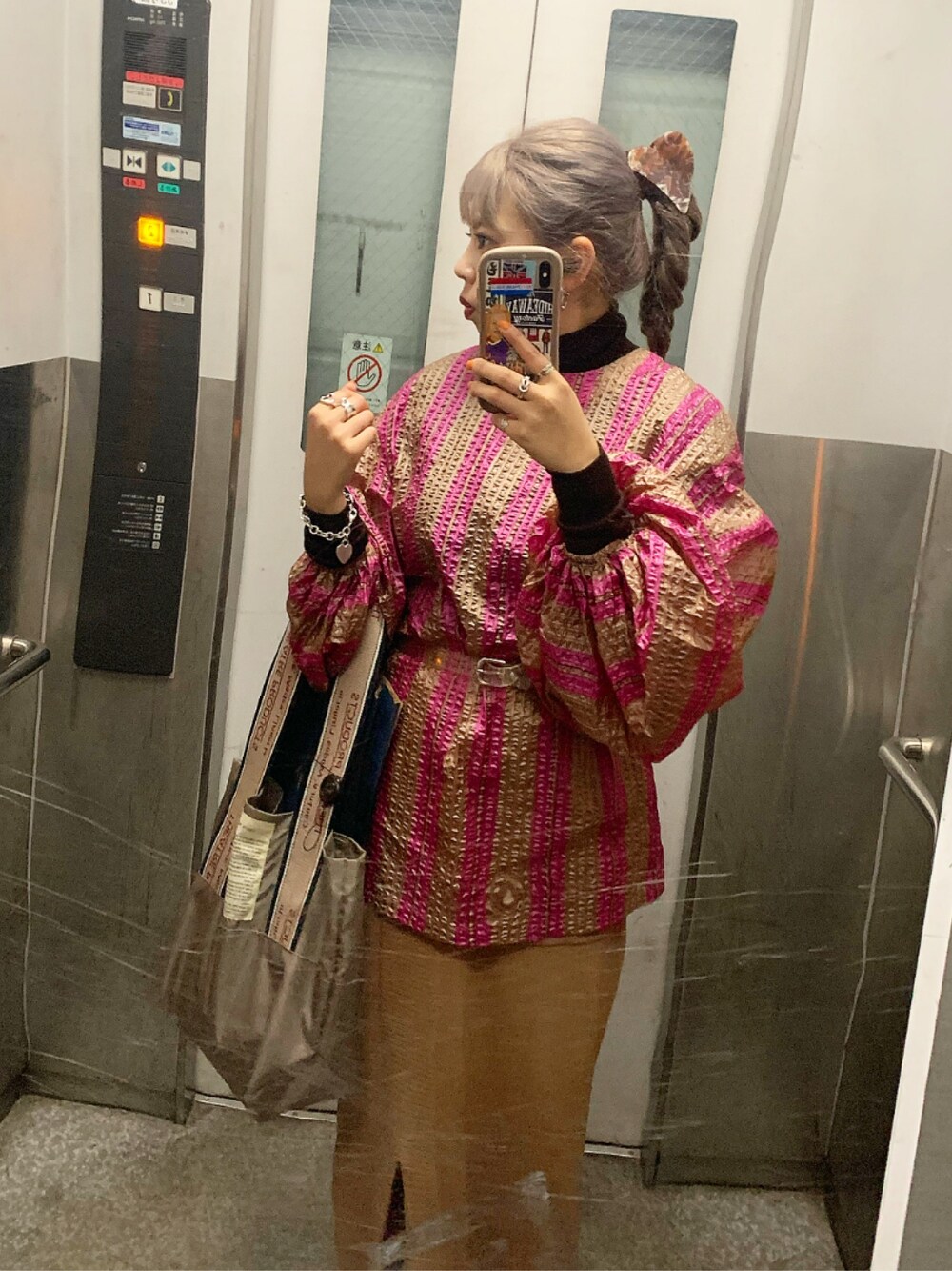 「今日のコーデ、ワントーンコーデ、ベージュ、シアタープロダクツ(THEATRE PRODUCTS)、mother、シアサッカー、ボリューム袖、ピンク、ニットスカート、タートルネック」｜「THEATRE PRODUCTSのサッカーストライプ プルオーバー（シャツ/ブラウス、ピンク系）」を使った、 𝐦❂𝐞さん（レディース・157cm）の秋コーディネートの1枚目の写真