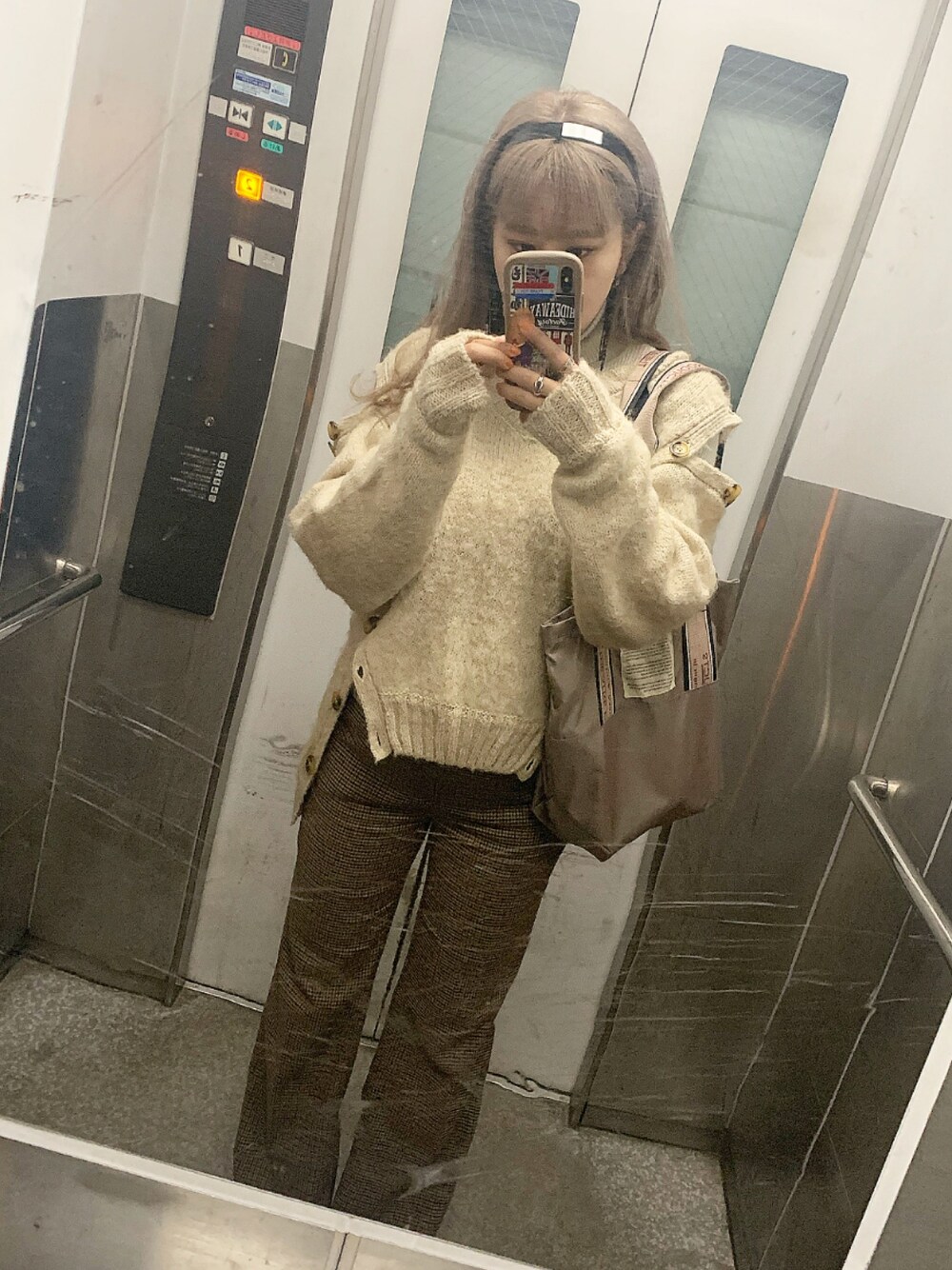 「今日のコーデ、秋コーデ、カジュアルコーデ、セミフレアパンツ、GU、ジユジョ、肌見せ、ニット、シアタープロダクツ(THEATRE PRODUCTS)、カチューシャ」｜「REDYAZELのロービングヤーン２ＷＡＹニット（ニット/セーター、ベージュ系）」を使った、 𝐦❂𝐞さん（レディース・157cm）の秋コーディネートの1枚目の写真