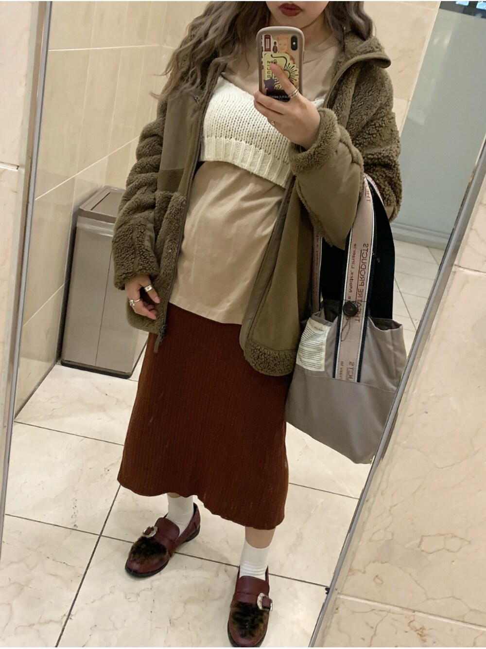 「UNIQLO、ワントーンコーデ、ベージュ、ブラウン、ニットビスチェ、シアタープロダクツ(THEATRE PRODUCTS)、冬コーデ、ニット、カジュアル、パッチワーク」｜「DuKKahのWEGO/カラーロービングビスチェ（ニット/セーター、ホワイト系）」を使った、 𝐦❂𝐞さん（レディース・157cm）の冬コーディネートの1枚目の写真