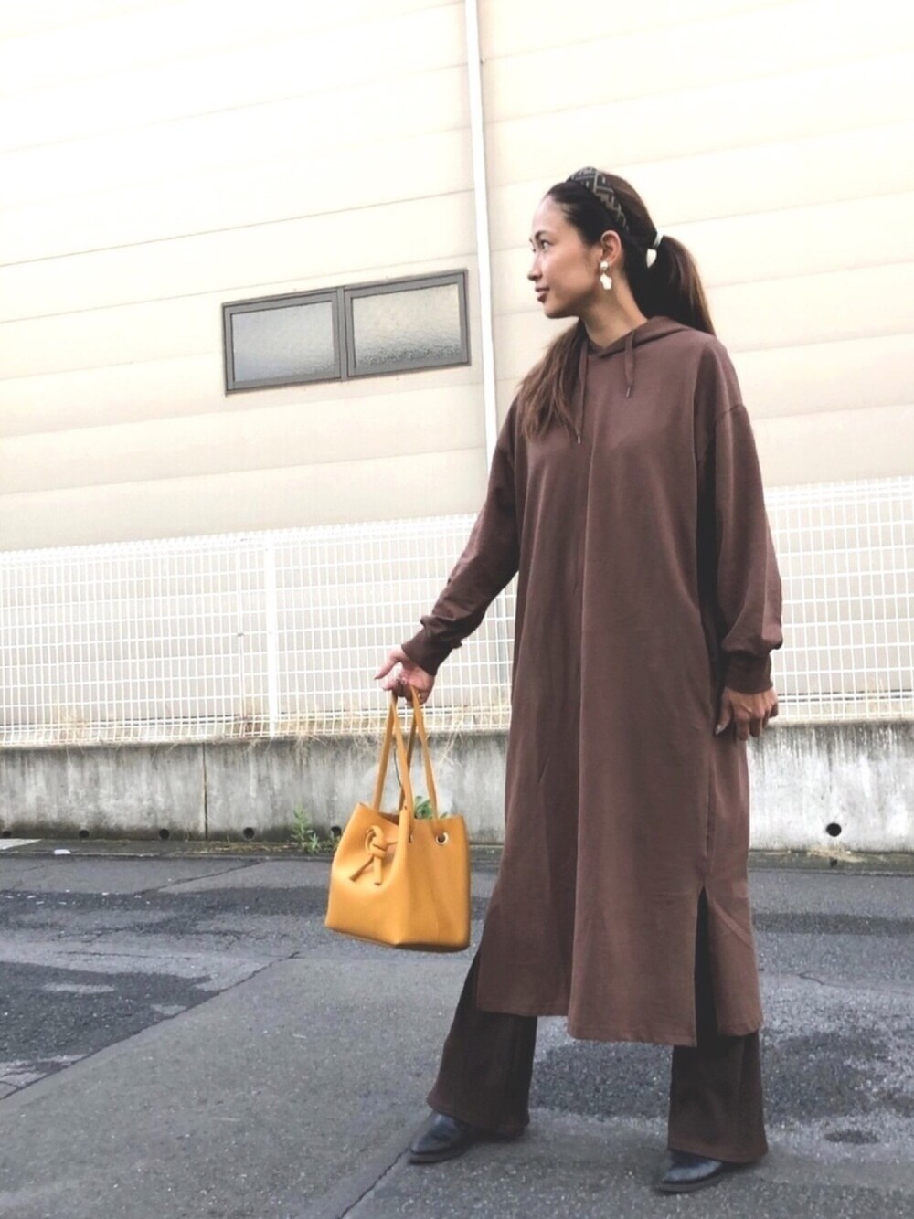 「秋冬コーデ、パンツスタイル、オトナ女子、カジュアルコーデ、秋服、オーバーサイズ、ブラウンコーデ、高身長女子、outfit、ビッグシルエット」｜「titivateの裏起毛ﾌｰﾃﾞｨﾜﾝﾋﾟｰｽ（ワンピース、ブラウン系）」を使った、ちゃんまいさん（レディース・165cm）の秋コーディネートの1枚目の写真