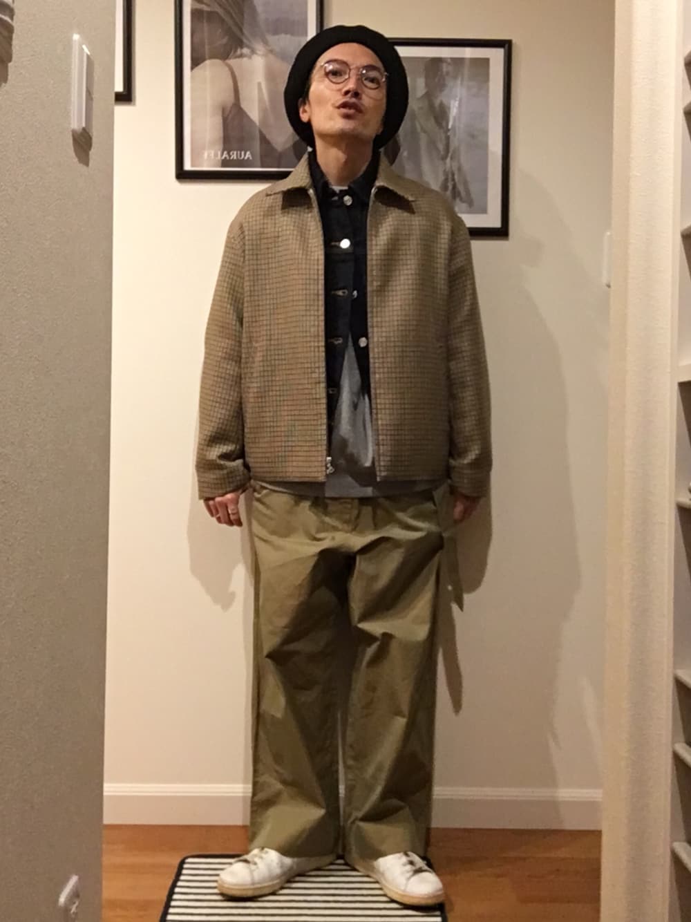 「COMESANDGOES、OLIVER PEOPLES、AURALEE、YAECA、adidas、stan smith、ベージュコーデ」｜「THE COMESANDGOESのアイテム（ハンチング/ベレー帽、ブラック系）」を使った、KUROさん（メンズ・163cm）の冬コーディネートの1枚目の写真