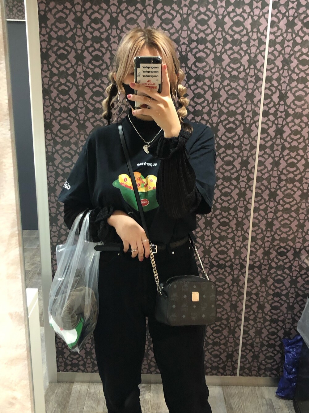 「秋冬コーデ、おしゃれさんと繋がりたい、重ね着、オールブラック」｜「ciatreのアイテム（Tシャツ/カットソー、ブラック系）」を使った、サクラさん（レディース・161cm）の秋コーディネートの1枚目の写真