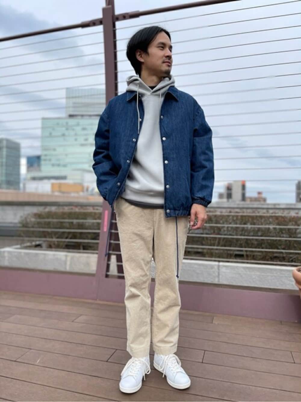 「デニムジャケット、コーチジャケット、休日スタイル、ストリートMIX、パーカーコーデ、417 EDIFICE」｜「417 EDIFICEのナカワタキルティングコーチジャケット（ブルゾン、ブルー系）」を使った、HIROSEさん（メンズ・174cm）の冬コーディネートの1枚目の写真