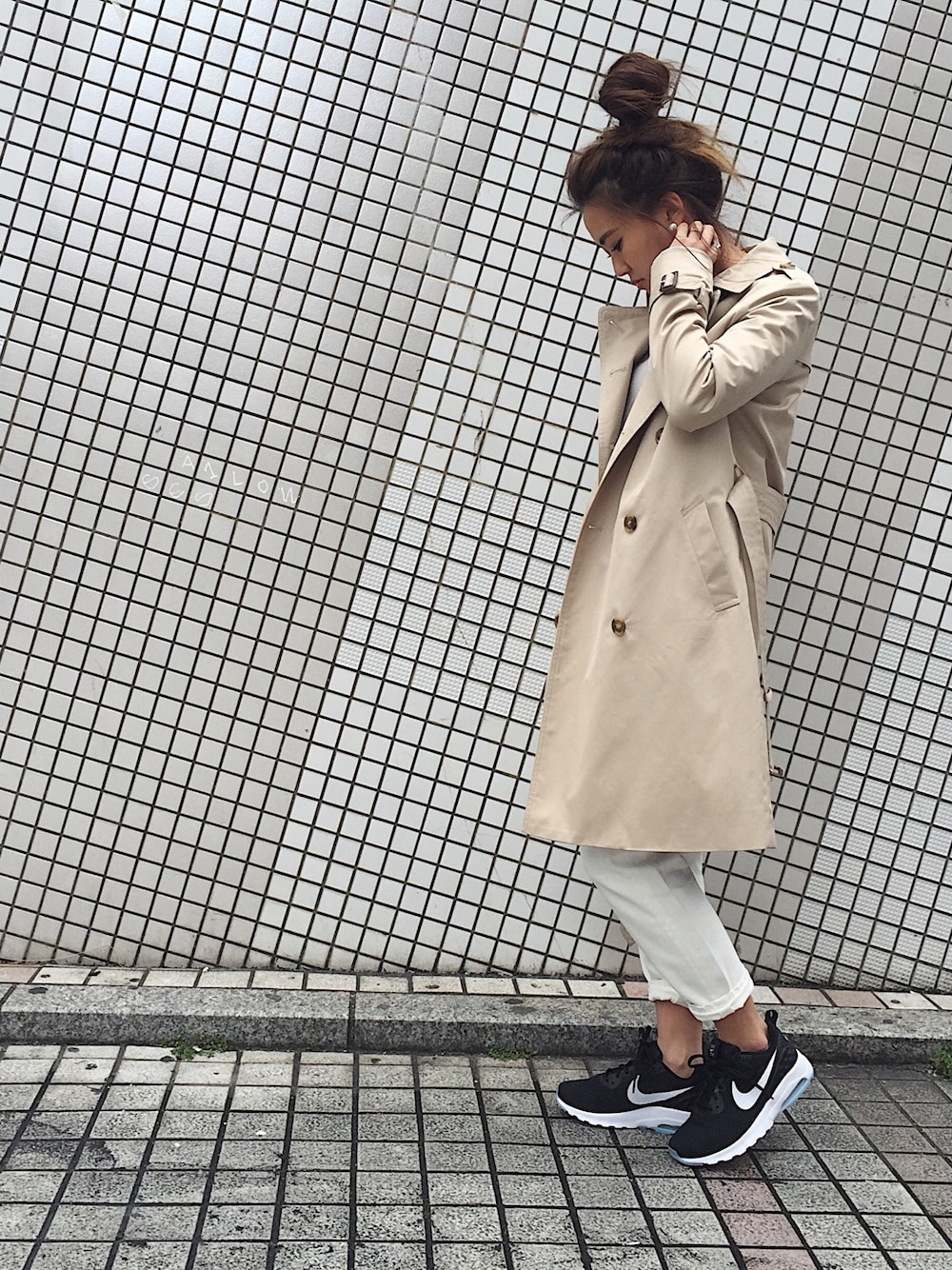 「UNRELISH、トレンチコート、NIKE、NIKE AIR MAX、ナイキ、エアマックス、オトナカジュアル、春コーデ、クラッシュデニム、スポーツミックス」｜「UNRELISHのライナー付きトレンチコート（トレンチコート、ベージュ系）」を使った、ishida_meiさん（レディース・155cm）の春コーディネートの1枚目の写真