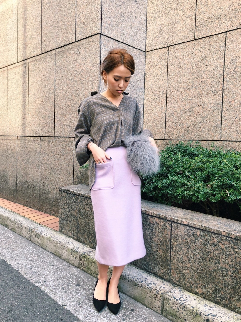 ベージュ系のシャツ/ブラウス、パープル系のスカート、グレー系のエコバッグ/サブバッグを着用したレディースの秋コーディネートの1枚目の写真