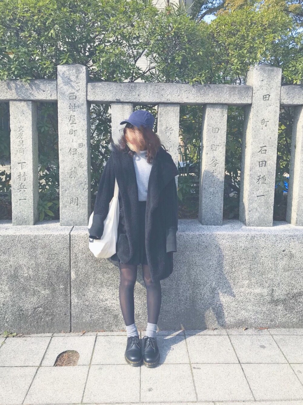 「Dr.Martens、GU、トートバッグ、フリルトップス、プリーツスカート、キャップ、おしゃれさんと繋がりたい、靴下コーデ、低身長、プチプラ」｜「SPINNSのアイテム（キャップ、ブルー系）」を使った、shiotanさん（レディース・153cm）の冬コーディネートの1枚目の写真
