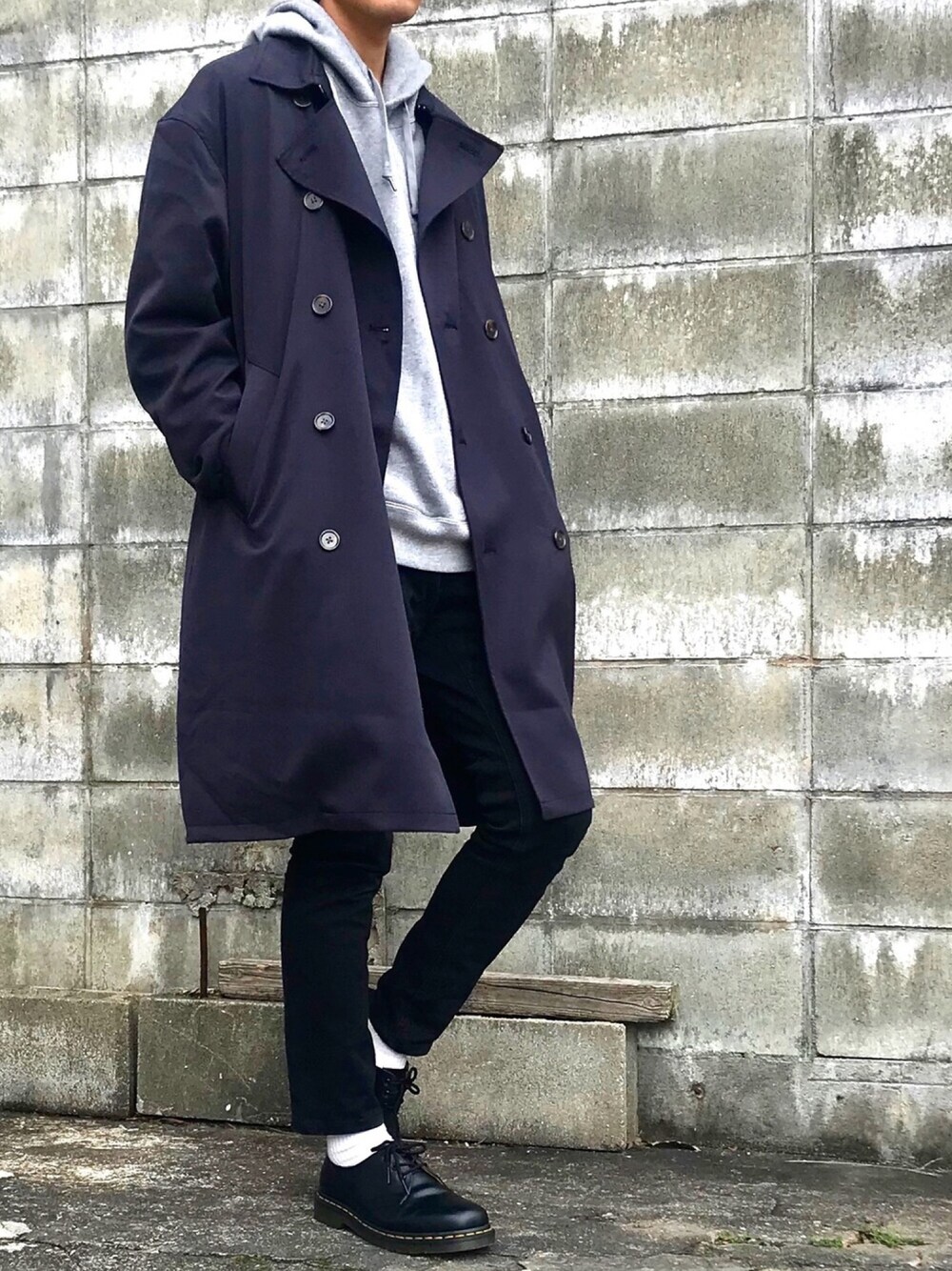 「お気に入りの服でデートに行こう、トレンチコート、センスオブプレイス、UNIQLO、GU、黒スキニー、はるコーデ、ドクターマーチン、ネイビー」｜「SENSE OF PLACE by URBAN RESEARCHのライナーツキトレンチコート（トレンチコート、ブルー系）」を使った、ノエル（40代お洒落コーデ）さん（メンズ・178cm）の冬コーディネートの1枚目の写真