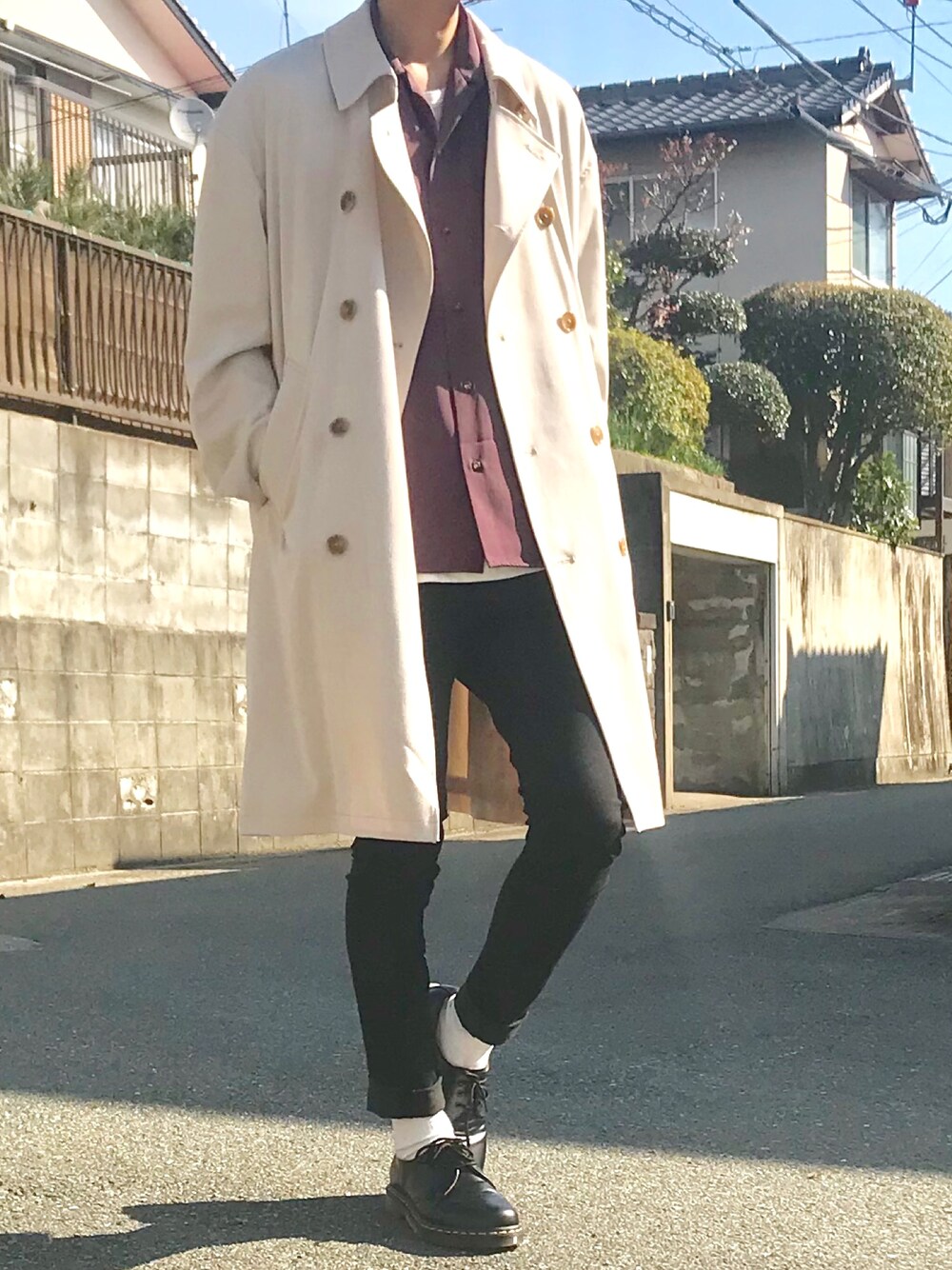 ベージュ系のトレンチコート、パープル系のシャツ/ブラウス、ホワイト系のTシャツ/カットソーを着用したメンズの春コーディネートの1枚目の写真