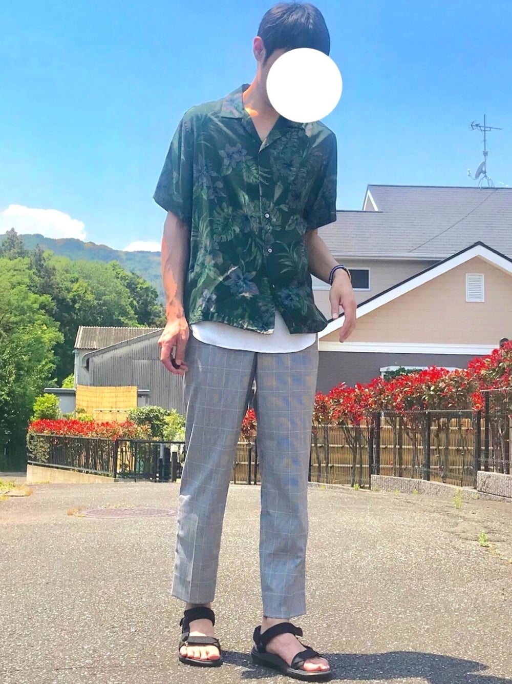 「柄シャツ、オープンカラーシャツ、夏、グローバルワーク(GLOBAL WORK)、レイヤードスタイル、サンダル、ビューティ&ユース ユナイテッドアローズ(BEAUTY&YOUTH UNITED ARROWS)、ラフ、スラックス、海」｜「BEAUTY&YOUTH UNITED ARROWSのBY ダークアロハ オープンカラー ワイドフォルム シャツ（シャツ/ブラウス、グリーン系）」を使った、ノエル（40代お洒落コーデ）さん（メンズ・178cm）の春コーディネートの1枚目の写真