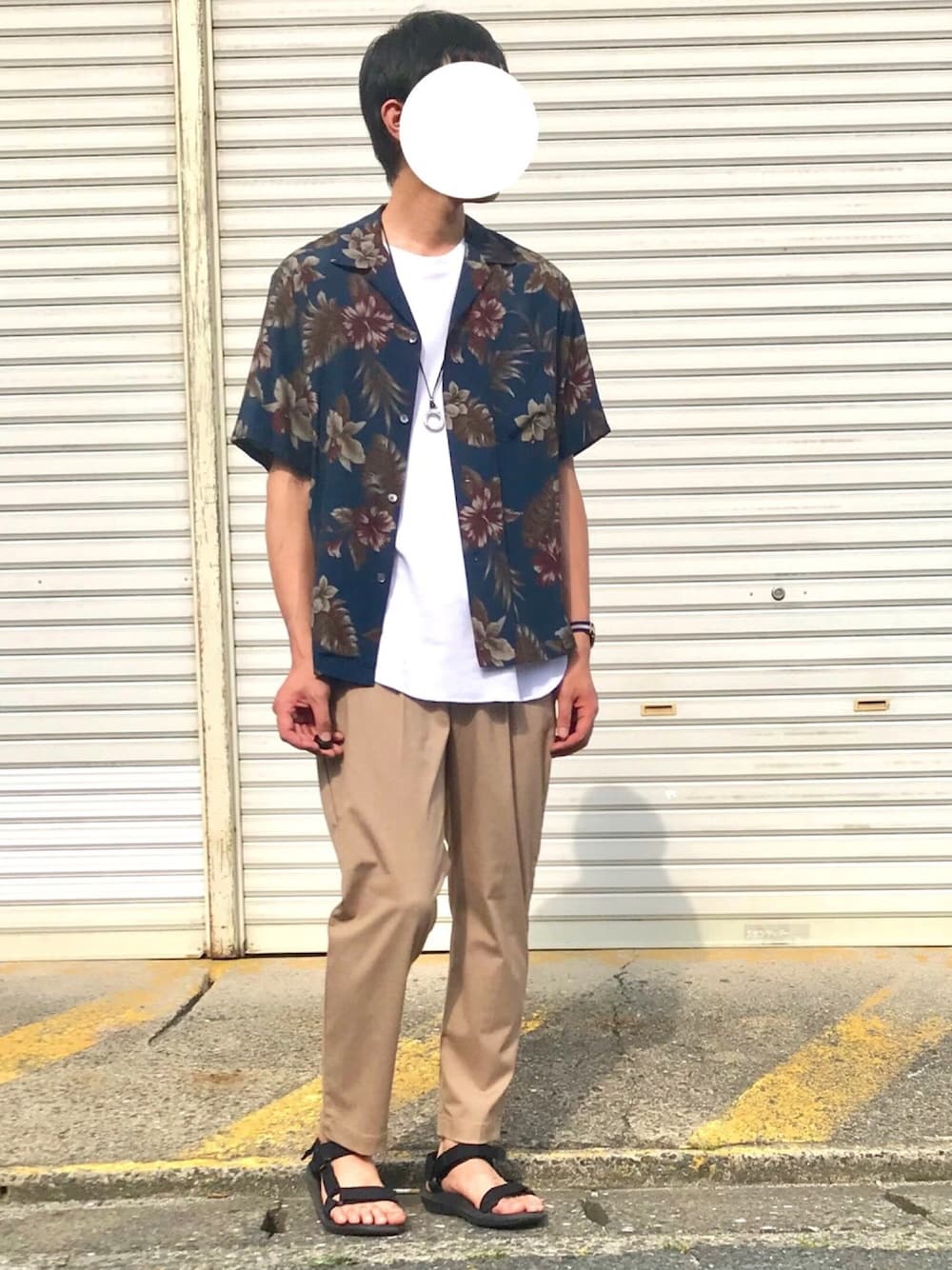 「柄シャツ、ビューティ&ユース ユナイテッドアローズ(BEAUTY&YOUTH UNITED ARROWS)、グローバルワーク(GLOBAL WORK)、テーパードパンツ、サンダル、夏コーデ、夏、MONKEY TIME、時計、オープンカラーシャツ」｜「BEAUTY&YOUTH UNITED ARROWSのBY ダークアロハ ワイドフォルム オープンカラー シャツ（シャツ/ブラウス、ブルー系）」を使った、ノエル（40代お洒落コーデ）さん（メンズ・178cm）の春コーディネートの1枚目の写真