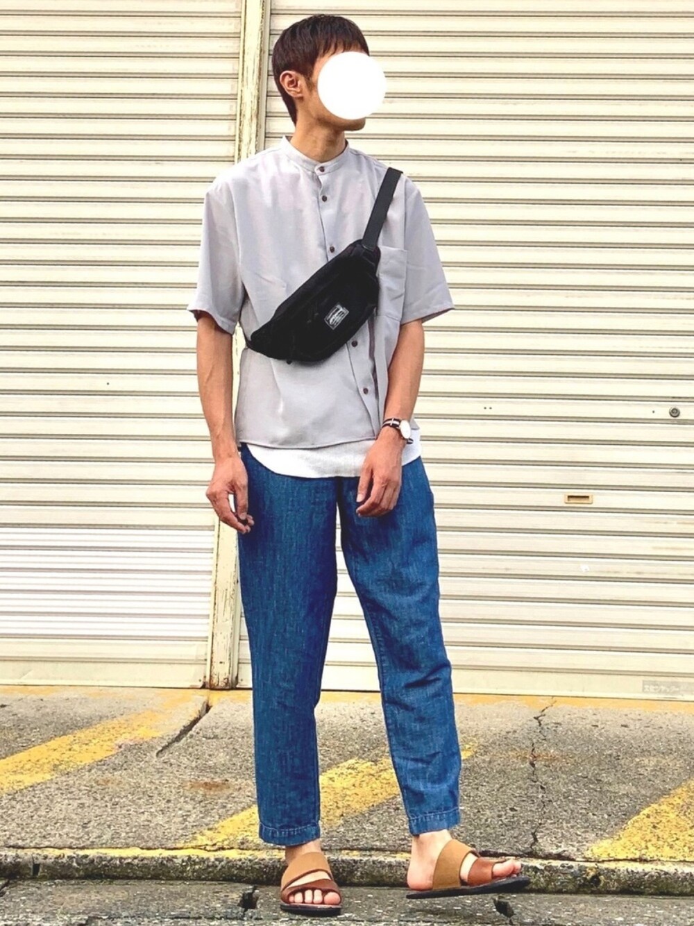 グレー系のシャツ/ブラウス、ホワイト系のタンクトップ、ブラック系のボディバッグ/ウエストポーチを着用したメンズの夏コーディネートの1枚目の写真