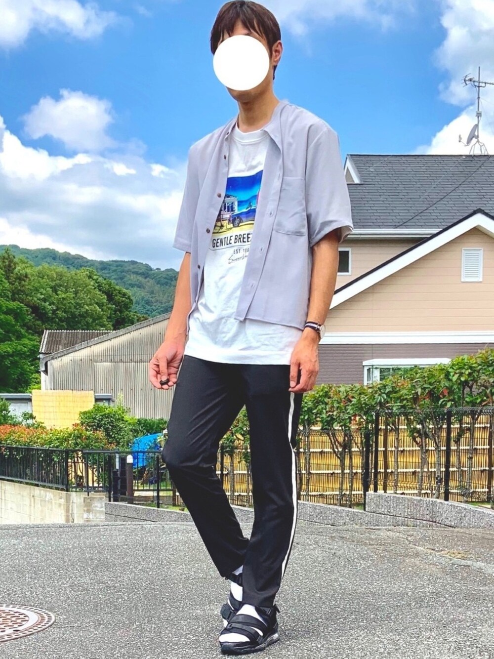 グレー系のシャツ/ブラウス、ブラック系のその他パンツ、ブラック系のサンダルを着用したメンズの夏コーディネートの1枚目の写真