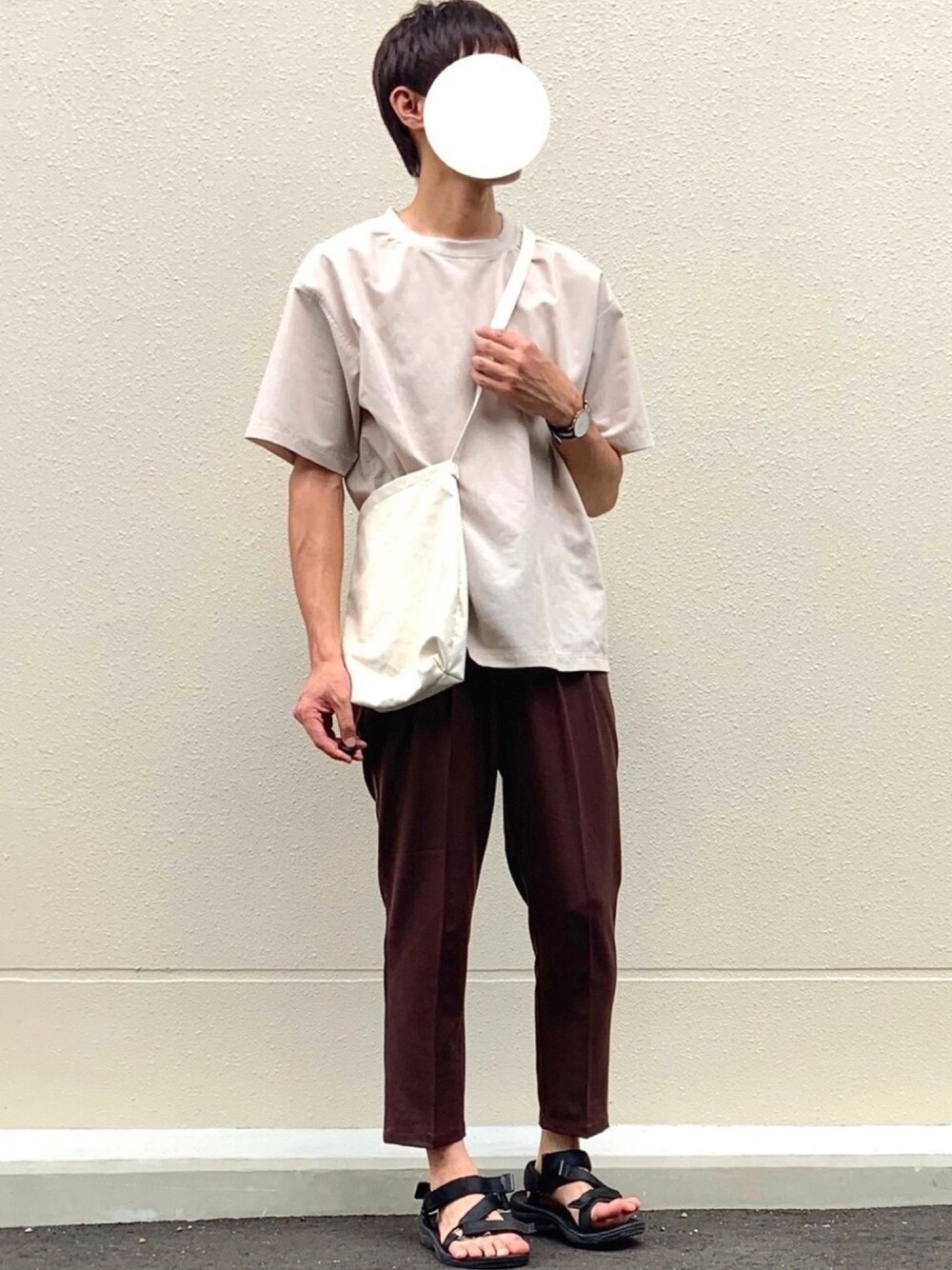 「ブラウン、ブラウンコーデ、グローバルワーク(GLOBAL WORK)、LIDnM、サンダル、テーパードパンツ、MONO-MART、トートバッグ、シンプルコーデ、夏コーデ」｜「GLOBAL WORKのハイブリッドリネンプルオーバーシャツ/838013（シャツ/ブラウス、ベージュ系）」を使った、ノエル（40代お洒落コーデ）さん（メンズ・178cm）の夏コーディネートの1枚目の写真