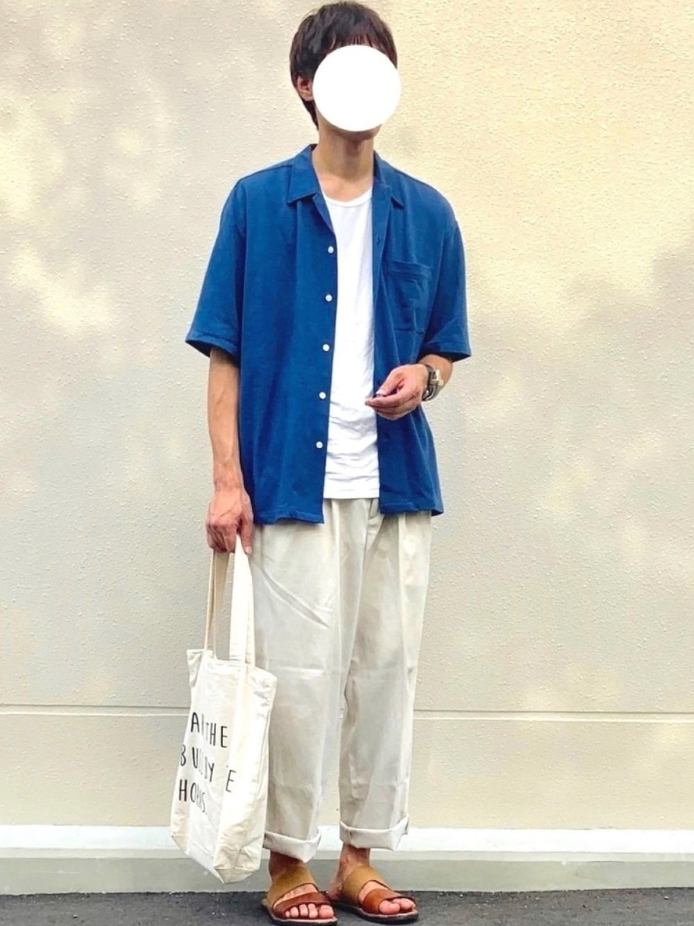 ブルー系のシャツ/ブラウス、ホワイト系のTシャツ/カットソー、ホワイト系のその他パンツを着用したメンズの夏コーディネートの1枚目の写真