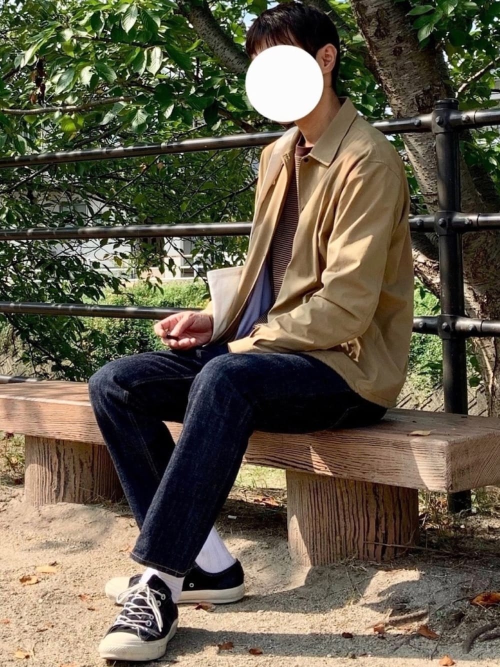 ベージュ系のその他アウター、ブラウン系のTシャツ/カットソー、ホワイト系のトートバッグを着用したメンズの秋コーディネートの1枚目の写真