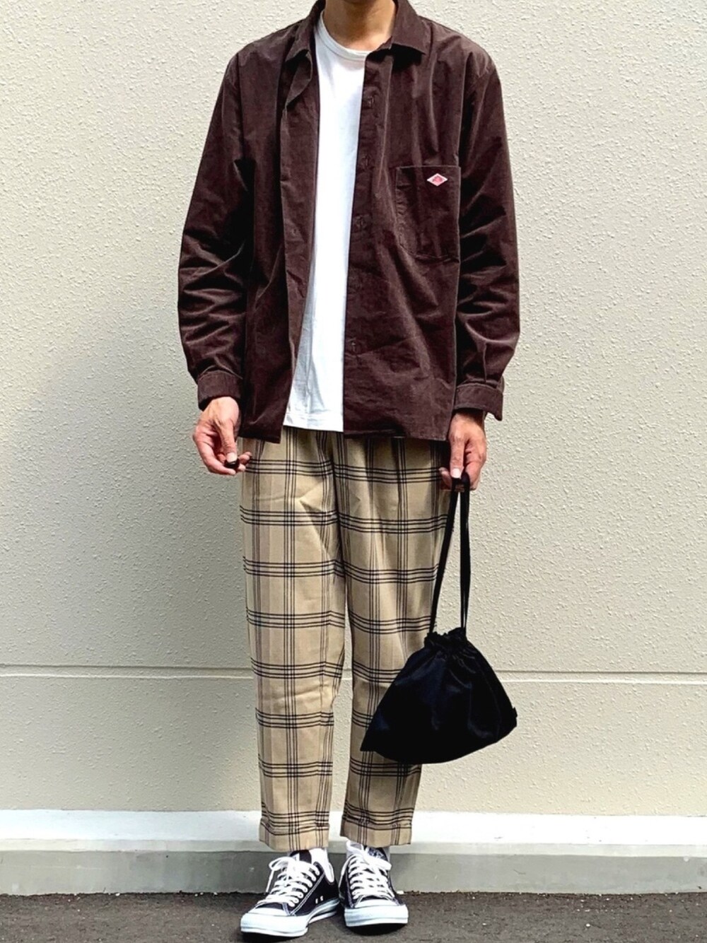 「チェック柄に恋してる、カバーオール、ブラウンコーデ、Danton、巾着バッグ、HARE、チェックパンツ、グローバルワーク(GLOBAL WORK)、converse、大人カジュアル」｜「DANTONの【DANTON/ダントン】×CIAOPANICTYPYストレッチコーデュロイジャケット（カバーオール、ブラウン系）」を使った、ノエル（40代お洒落コーデ）さん（メンズ・178cm）の秋コーディネートの1枚目の写真