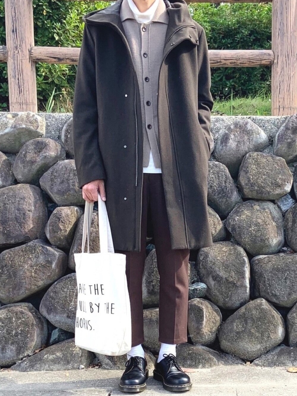 「カーディガン、Steven Alan、スラックス、アースカラー、フードコート、グローバルワーク(GLOBAL WORK)、冬コーデ、タートルネック、トートバッグ、シンプル」｜「GLOBAL WORKのメルトンフードコート/792249（その他アウター、グリーン系）」を使った、ノエル（40代お洒落コーデ）さん（メンズ・178cm）の秋コーディネートの1枚目の写真