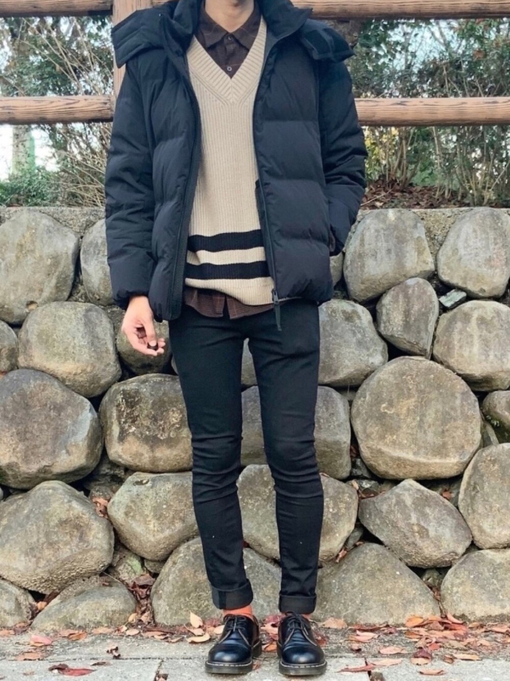 ブラック系のダウンジャケット/コート、ベージュ系のベスト、ブラウン系のシャツ/ブラウスを着用したメンズの冬コーディネートの1枚目の写真