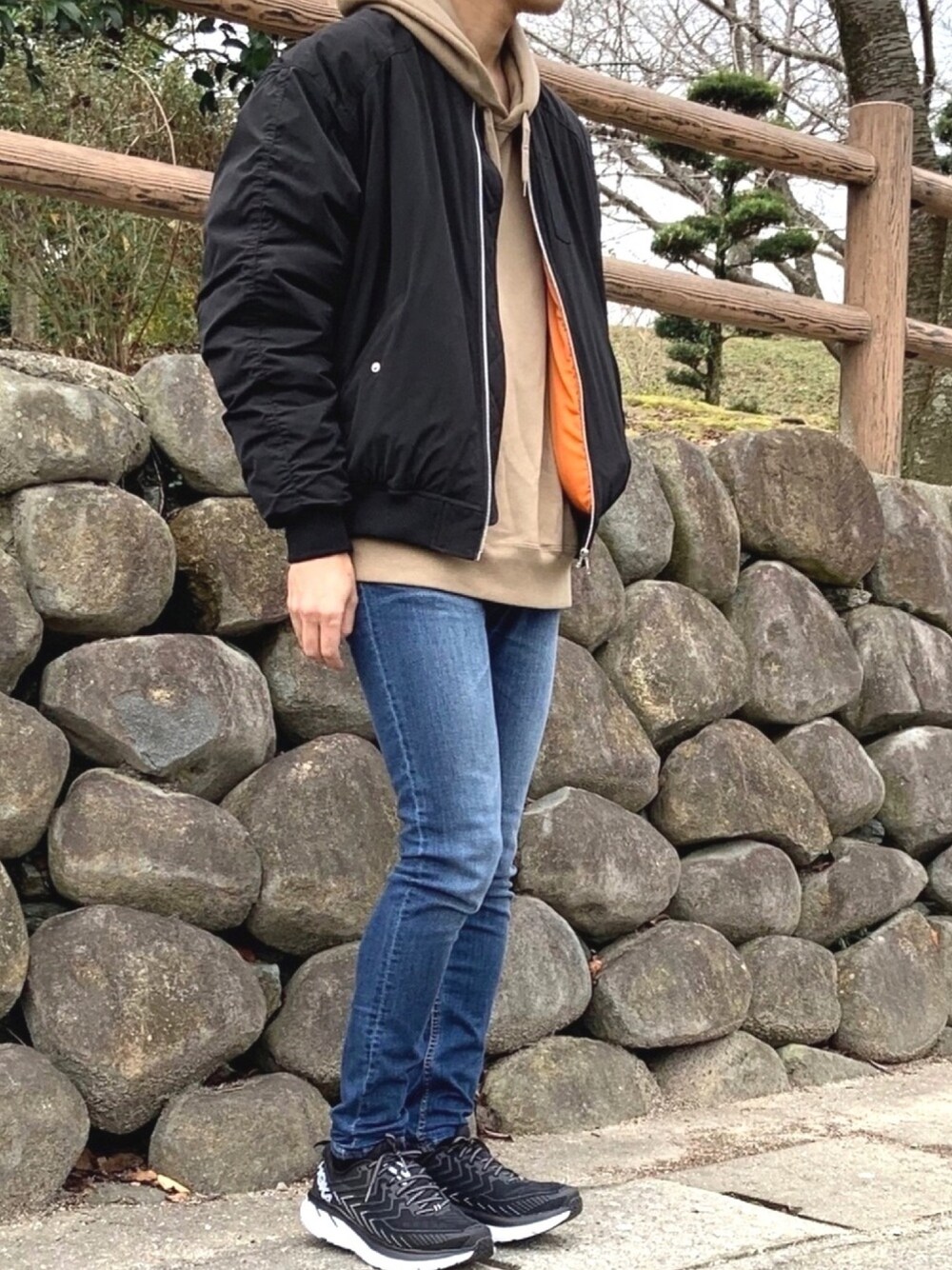 「MA-1、SENSEOFPLACE、パーカー、HOKAONEONE、スキニーデニム、オレンジ、冬コーデ、UNIQLO、シンプルコーデ、オーバーサイズ」｜「SENSE OF PLACE by URBAN RESEARCHの4WAYビッグMA-1（MA-1、ブラック系）」を使った、ノエル（40代お洒落コーデ）さん（メンズ・178cm）の冬コーディネートの1枚目の写真