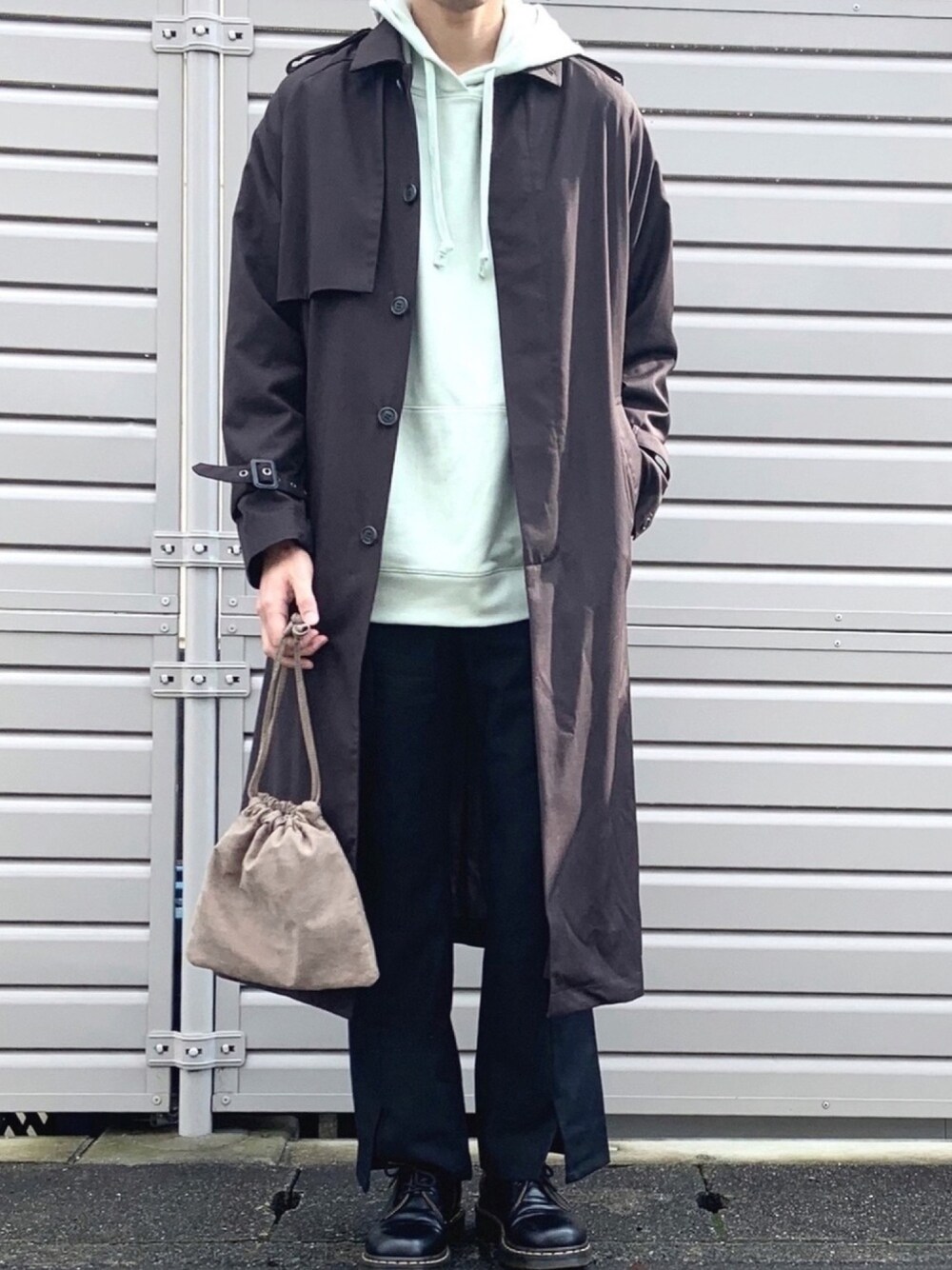 「ミントグリーン、UNIQLO、ステンカラーコート、フレアパンツ、HARE、巾着バッグ、ブラウン、春コーデ、トレンチコート、ペールトーン」｜「UNIQLOのスウェットプルパーカ（長袖）＋（パーカー、グリーン系）」を使った、ノエル（40代お洒落コーデ）さん（メンズ・180cm）の冬コーディネートの1枚目の写真