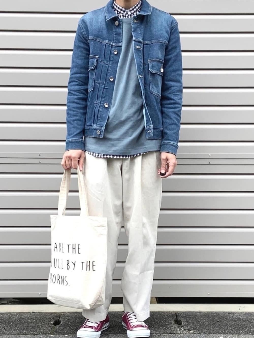 「デニムジャケット、ミントグリーン、GU、チェックシャツ、ワイドパンツ、コンバース、春コーデ、春、ペールトーン、スニーカーコーデ」｜「UNITED TOKYOのモーションフィットデニムジャケット（デニムジャケット、ブルー系）」を使った、ノエル（40代お洒落コーデ）さん（メンズ・180cm）の冬コーディネートの1枚目の写真