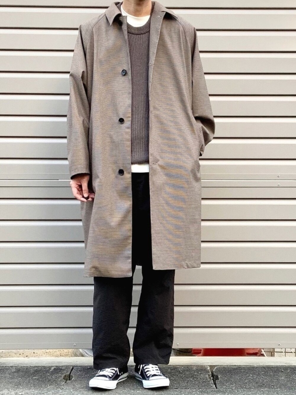 「HARE、ベスト、Steven Alan、レイヤードスタイル、ciaopanicTYPY、ワイドパンツ、コンバース、春コーデ、シンプルコーデ」｜「HAREのドルマンスリーブビッグステンカラーコート（HARE）（ステンカラーコート、ブラウン系）」を使った、ノエル（40代お洒落コーデ）さん（メンズ・180cm）の冬コーディネートの1枚目の写真
