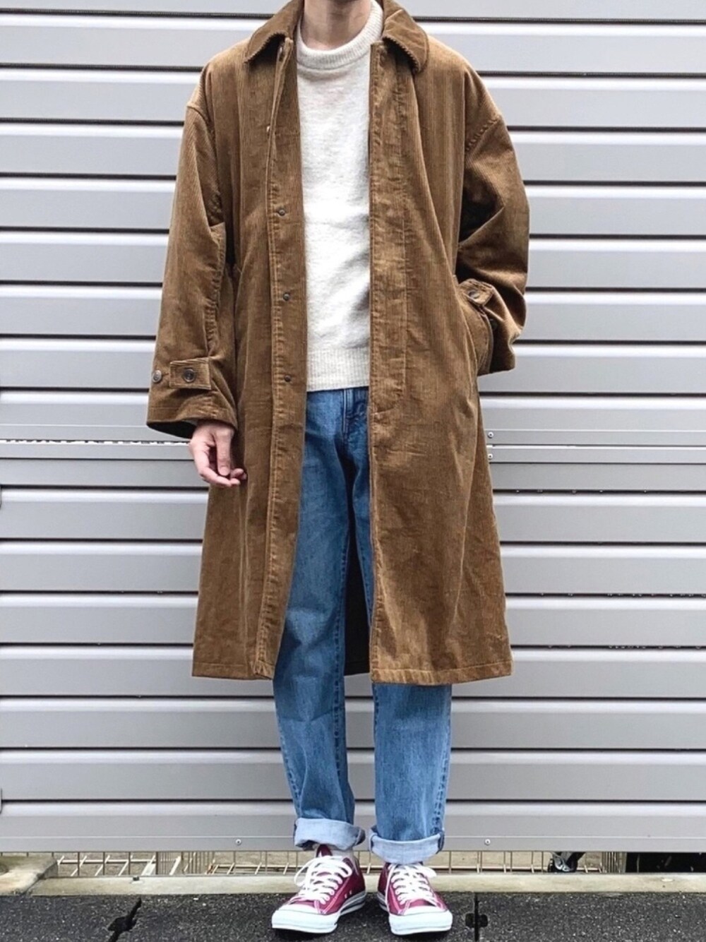 「オーバーサイズ、フリークスストア(FREAK'S STORE)、コーデュロイ、zozoデニム、ニット、グローバルワーク(GLOBAL WORK)、ワインレッド、コンバース、大人カジュアル」｜「FREAK'S STOREのWEB限定 ビッグシルエット コーデュロイ バルマカーンコート/オーバーコート（ステンカラーコート、ブラウン系）」を使った、ノエル（40代お洒落コーデ）さん（メンズ・180cm）の春コーディネートの1枚目の写真