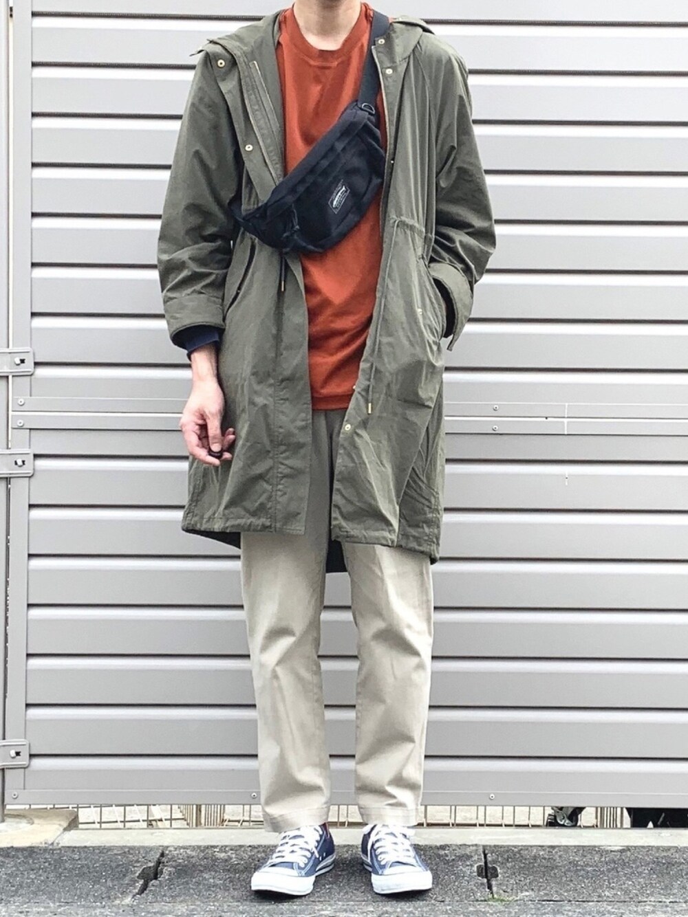 「UNIQLO、モッズコート、カットソー、ciaopanicTYPY、グローバルワーク(GLOBAL WORK)、ウエストバッグ、コンバース、オレンジ、オトナカジュアル」｜「PAGEBOYのライナー付き3WAYモッズコート（モッズコート、グリーン系）」を使った、ノエル（40代お洒落コーデ）さん（メンズ・180cm）の春コーディネートの1枚目の写真