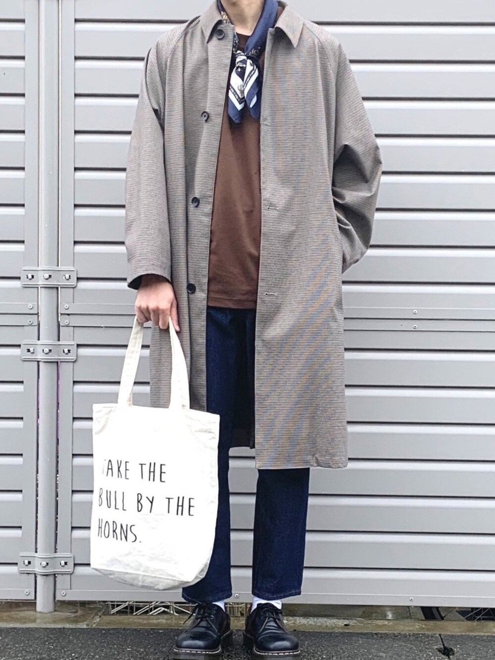 「HARE、ステンカラーコート、チェック、スカーフ、グローバルワーク(GLOBAL WORK)、UNIQLO、ブラウン、大人カジュアル、デニムパンツ、春コーデ」｜「UNIQLOのエアリズムコットンオーバーサイズTシャツ（5分袖）（Tシャツ/カットソー、ブラウン系）」を使った、ノエル（40代お洒落コーデ）さん（メンズ・180cm）の春コーディネートの1枚目の写真