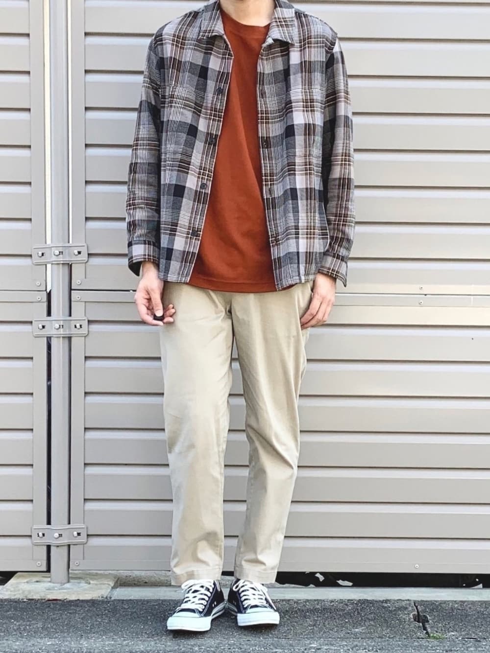 「チェック、カバーオール、オレンジ、UNIQLO、ciaopanicTYPY、コンバース、大人カジュアル、春コーデ、春」｜「SHIPS JET BLUEのSHIPS JET BLUE: チェックシャツ カバーオール◇（シャツ/ブラウス、ブラウン系）」を使った、ノエル（40代お洒落コーデ）さん（メンズ・180cm）の春コーディネートの1枚目の写真