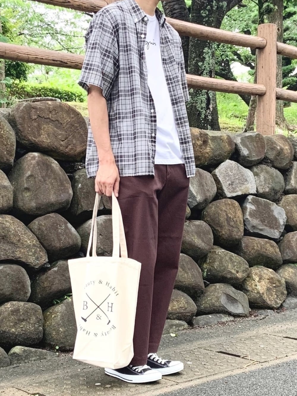 ブラック系のシャツ/ブラウス、ホワイト系のTシャツ/カットソー、ベージュ系のトートバッグを着用したメンズの夏コーディネートの1枚目の写真
