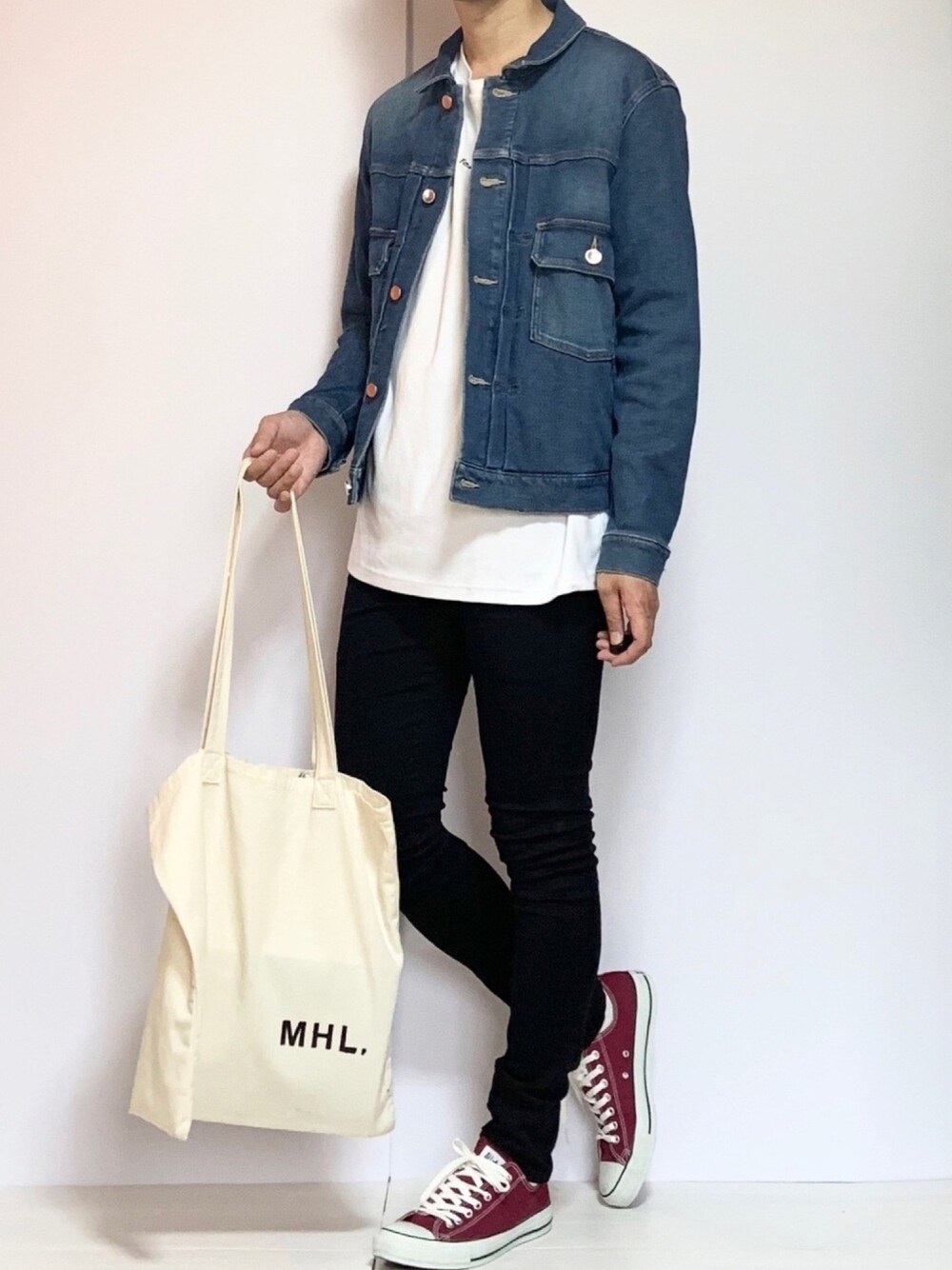 「デニムジャケット、デニム、remer、黒スキニー、トートバッグ、MHL.、ワインレッド、コンバース、ラブアンドピース2020、シンプル」｜「UNITED TOKYOのモーションフィットデニムジャケット（デニムジャケット、ブルー系）」を使った、ノエル（40代お洒落コーデ）さん（メンズ・180cm）の秋コーディネートの1枚目の写真