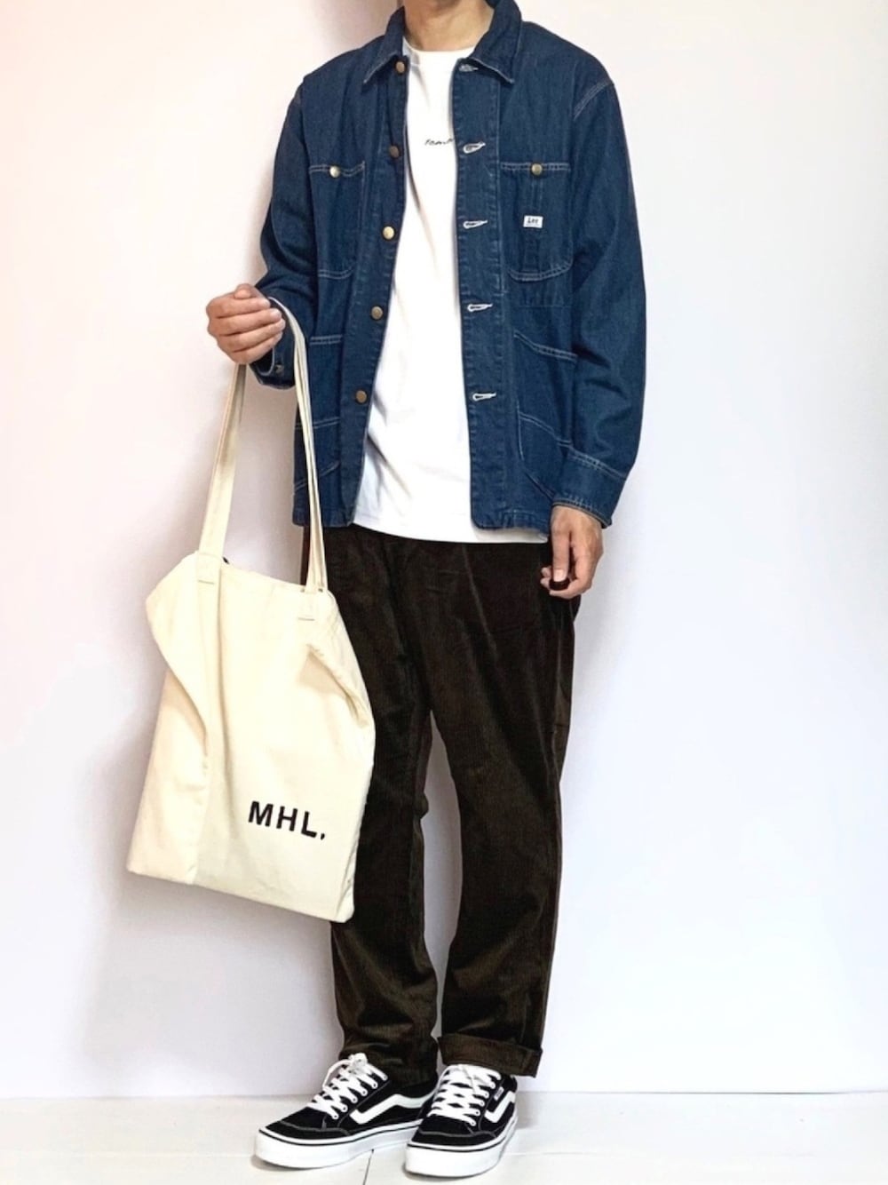 ブルー系のカバーオール、ホワイト系のTシャツ/カットソー、ホワイト系のトートバッグを着用したメンズの秋コーディネートの1枚目の写真