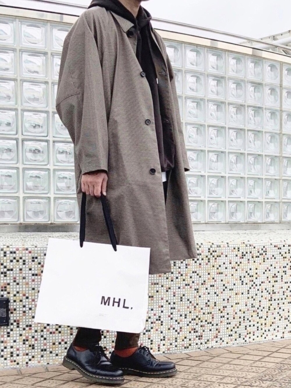 「秋のマイ旬スタイル、ステンカラーコート、HARE、パーカー、ブラウン、グローバルワーク(GLOBAL WORK)、レイヤードスタイル、秋のコーデ、オレンジ、RAGEBLUE」｜「HAREのドルマンスリーブビッグステンカラーコート（HARE）（ステンカラーコート、ブラウン系）」を使った、ノエル（40代お洒落コーデ）さん（メンズ・180cm）の秋コーディネートの1枚目の写真