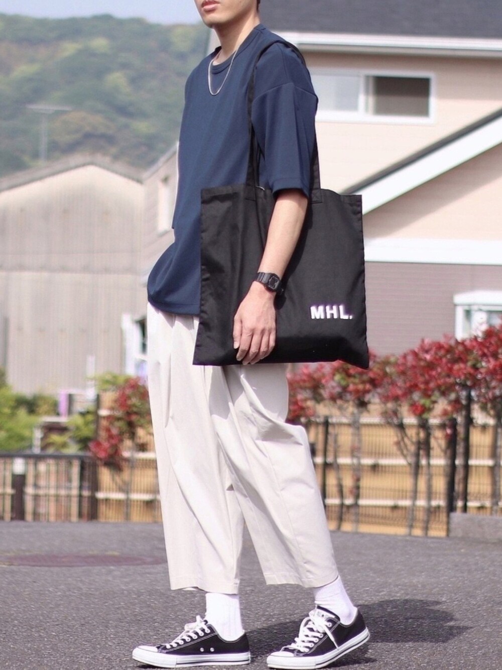 ブルー系のTシャツ/カットソー、ブラック系のトートバッグ、ホワイト系のその他パンツを着用したメンズの春コーディネートの1枚目の写真