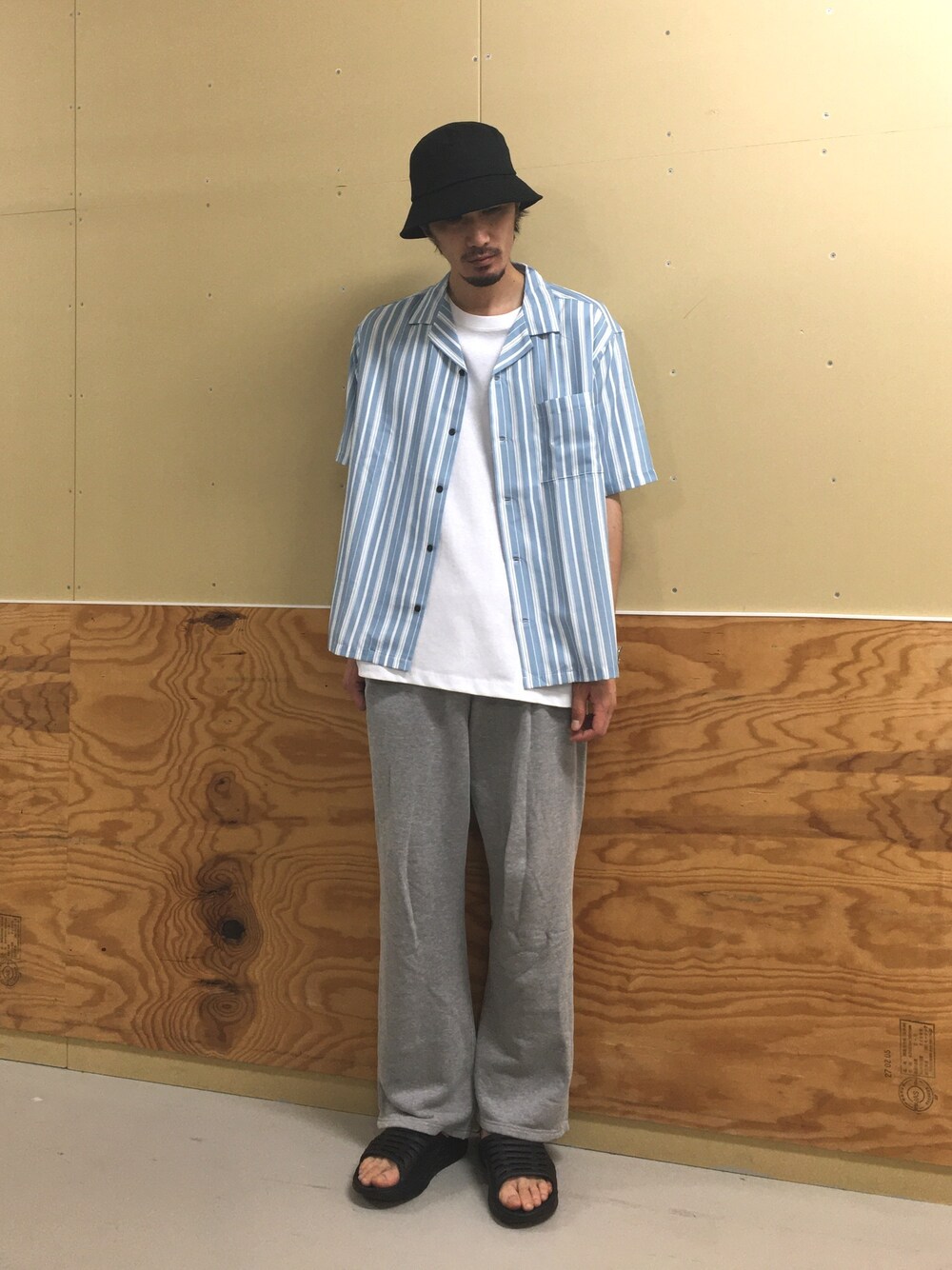 ブルー系のシャツ/ブラウス、ホワイト系のTシャツ/カットソー、グレー系のその他パンツを着用したメンズの夏コーディネートの1枚目の写真