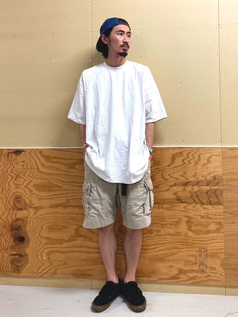 「キャップ、白Tシャツ、ビッグシルエット、オーバーサイズ、ビッグT、カーゴパンツ、VANS、ガチャベルト、シンプルコーデ、street」｜「PRO CLUB のアイテム（Tシャツ/カットソー、ホワイト系）」を使った、matyyyさん（メンズ・184cm）の夏コーディネートの1枚目の写真