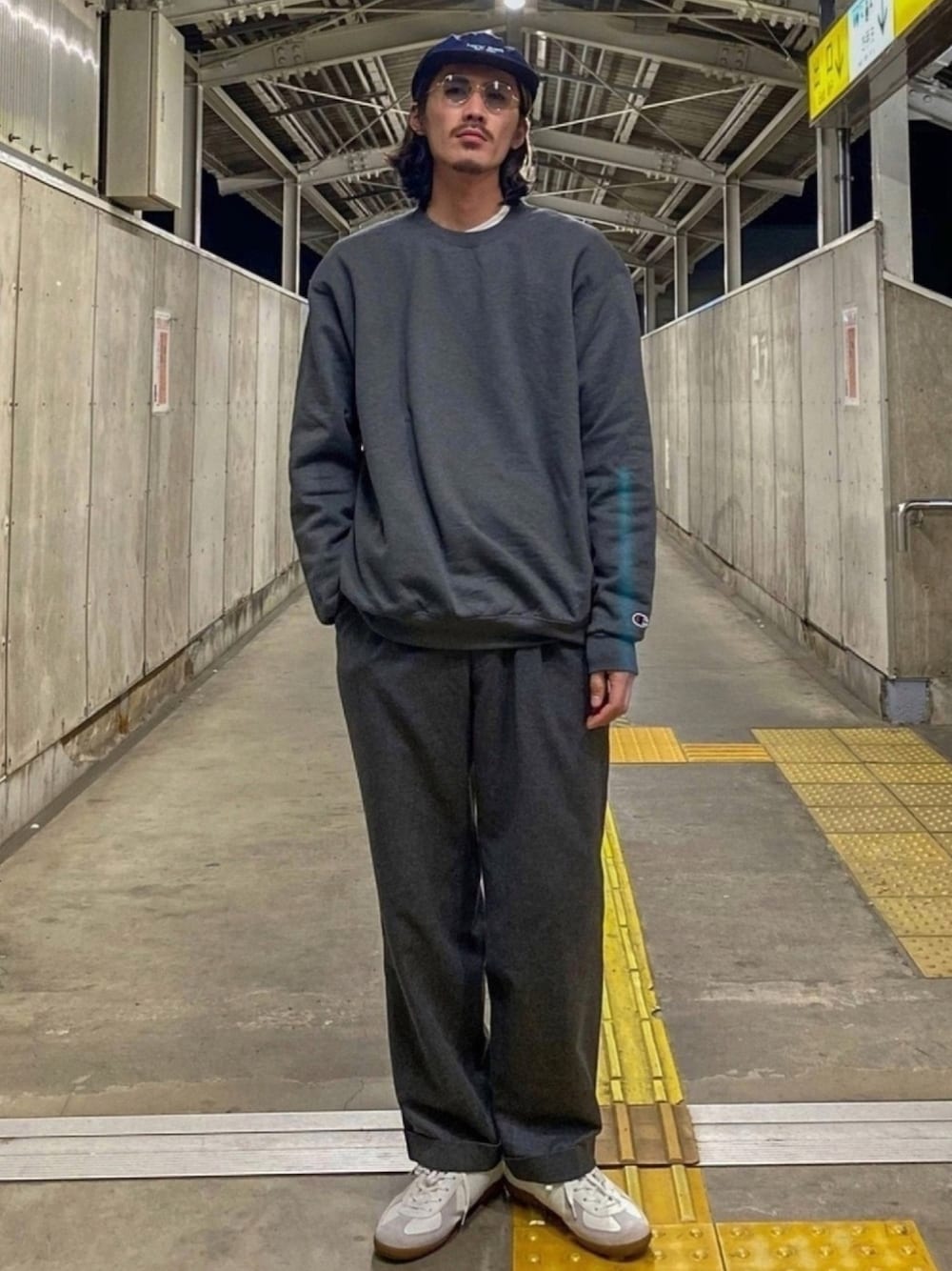 「キャップ、スウェット、グレー、ワントーンコーデ、スラックス、ワイドパンツ、street、シンプルコーデ、マイベストコーデ2020、ホワイトスニーカー」｜「ChampionのChampion PULLOVER オーバーサイズ プルオーバー クルーネック スウェット（スウェット、グレー系）」を使った、matyyyさん（メンズ・184cm）の冬コーディネートの1枚目の写真
