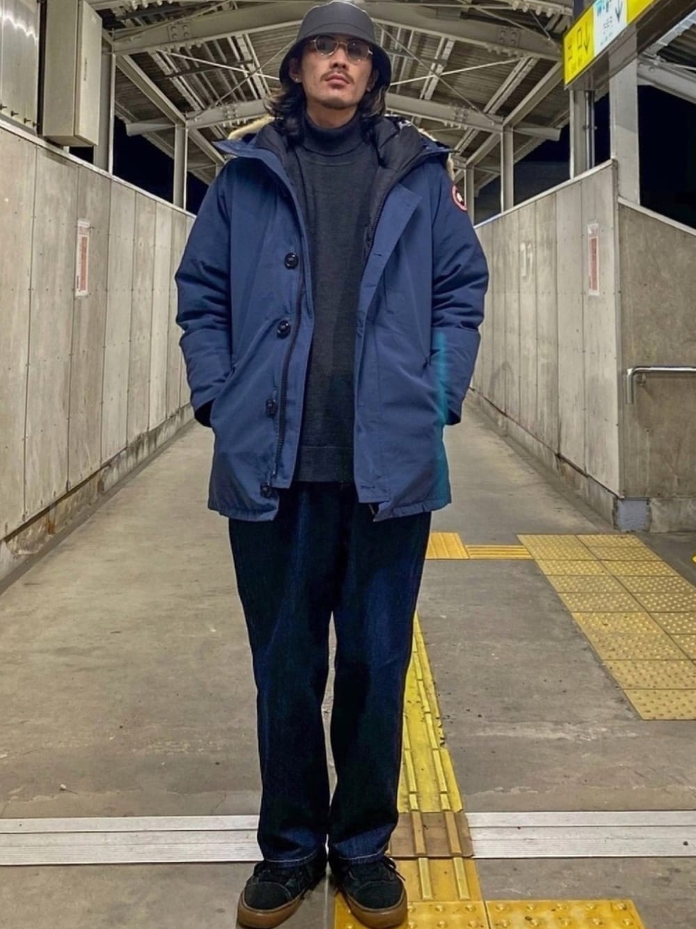 「バケットハット、ダウンジャケット、CANADA GOOSE、タートルネック、デニムパンツ、VANS、ニット、ネイビー、ワントーンコーデ、ワイドパンツ」｜「CANADA GOOSEのアイテム（ダウンジャケット/コート、ブルー系）」を使った、matyyyさん（メンズ・184cm）の冬コーディネートの1枚目の写真
