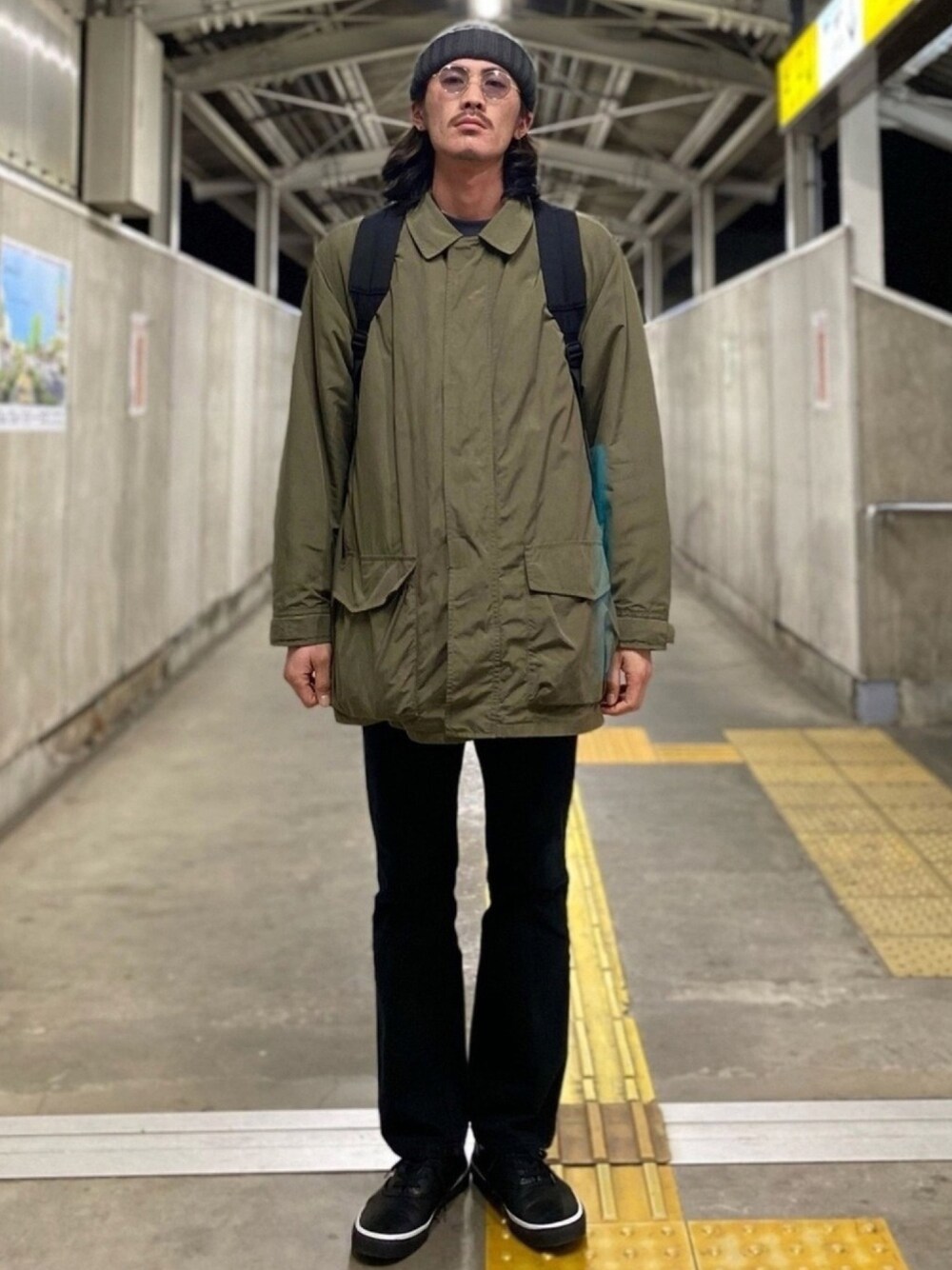 「ニット帽、ステンカラーコート、カーキ、バックパック、デニムパンツ、フレアパンツ、レザーシューズ、N.HOOLYWOOD、私の推しブランド、メガネ男子」｜「BROOKS BROTHERSのアイテム（ステンカラーコート、グリーン系）」を使った、matyyyさん（メンズ・184cm）の冬コーディネートの1枚目の写真