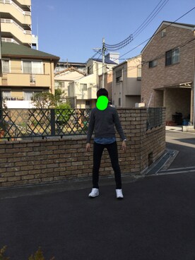 「UNIQLO（ユニクロ）のMEN ソフトタッチVネックT（長袖）＋E（Tシャツ/カットソー、グレー系）」を使った、拓真さん（メンズ・181cm）の春コーディネート