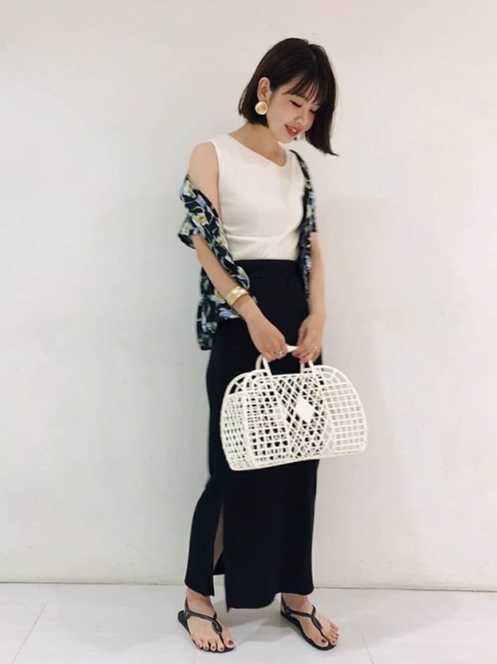 「夏、黒、ロングスカート、アパートバイローリーズ、シャツスタイル、カジュアルコーデ、アロハシャツ、apartbylowrys、オトナカジュアル、いいね、save、フォローお願いします🤑」｜「A part byのCハリヌキアシメNS 840303（タンクトップ、ホワイト系）」を使った、yoshiさん（レディース・161cm）の夏コーディネートの1枚目の写真