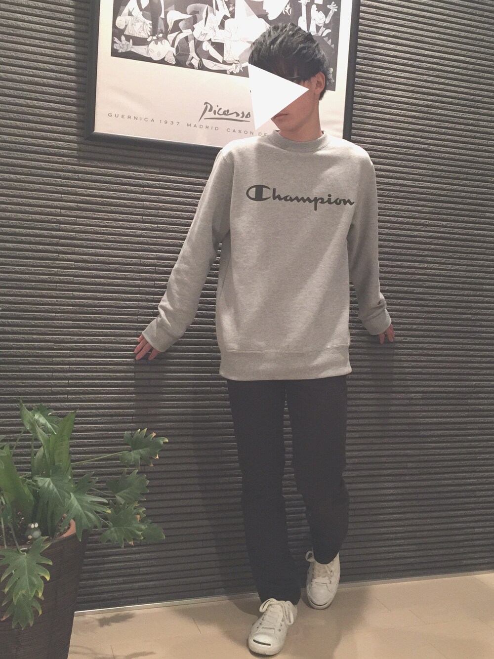 グレー系のスウェット、ブラック系のその他パンツ、ブラック系のスニーカーを着用したメンズの冬コーディネートの1枚目の写真