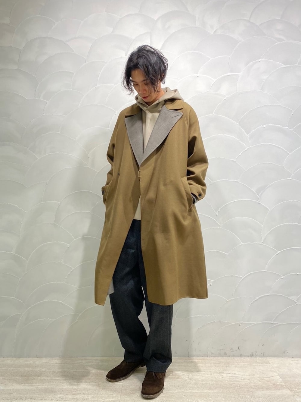 ベージュ系のジャケット/アウター、ブルー系のパンツ、ブラウン系のブーツを着用したメンズの冬コーディネートの1枚目の写真