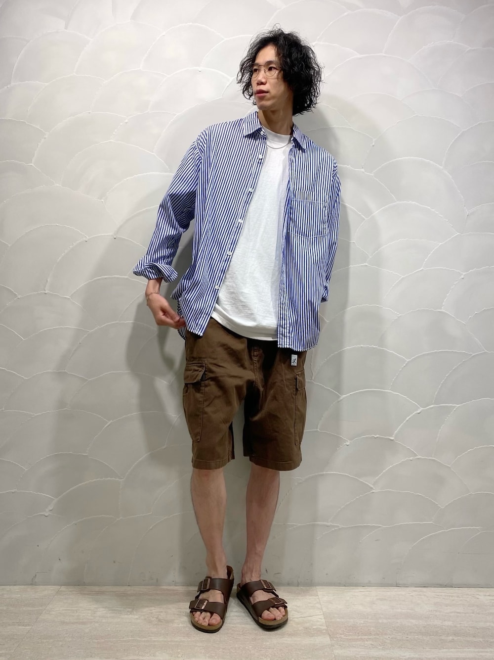 ブルー系のシャツ/ブラウス、ブラウン系のその他パンツ、ブラウン系のサンダルを着用したメンズの春コーディネートの1枚目の写真